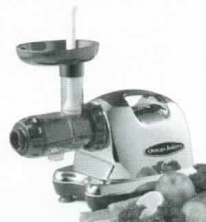Sog. Omega Juicers 8226 Saftpresse,
- aus einem Gehäuse mit eingebautem Elektromotor (Abmessung BxTxH von 280 x 190 x 215 mm, 
  Leistung: 200 Watt), mit Pressschnecke, Sieb-Einsatz, Pürier-Einsatz, Stopfer, Saftbehälter, Tresterbehälter, 
  verschiedenen Nudel- und Pürier-Aufsätzen,Schaumsieb und Netzkabel (Abbildung siehe Anlage),
- zum Entsaften durch Pressen von Obst und Gemüse im Haushalt,
- in einer gemeinsamen Verkaufsumschließung mit Reinigungsbürste und Bedienungsanleitung (Beipack).
Die Saftpresse bestimmt den Charakter des Ganzen.

"Elektromechanisches Haushaltsgerät mit eingebautem Elektromotor, Frucht- und Gemüsepresse (Warenzusammenstellung aus Saftpresse -charakterbestimmend- und Beipack) - sog. Saftpresse"