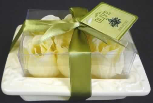 Geschenkset mit Seifenablage aus Keramik und Badezusatz

Bei der Ware handelt es sich um eine Warenzusammenstellung bestehend aus einem als "Badekonfetti" bezeichneten Badezusatz in Form von sechs gelblichen Rosenblüten mit Olivenaroma (6 x 4 g) und einer dekorativen, gelblichen Seifenschale, dekoriert mit einer olivgrünen Schleife. Die "Badekonfettis" sollen in das einlaufende Badewasser gegeben werden.
Auf der Unterseite der Seifenschale sind auf einem Etikett genaue Angaben zu den Inhaltsstoffen aufgedruckt (u.a. grenzflächenaktive Substanzen).

Bei den "Badekonfettis" handelt es sich um einen zubereiteten Badezusatz der Position 3307.