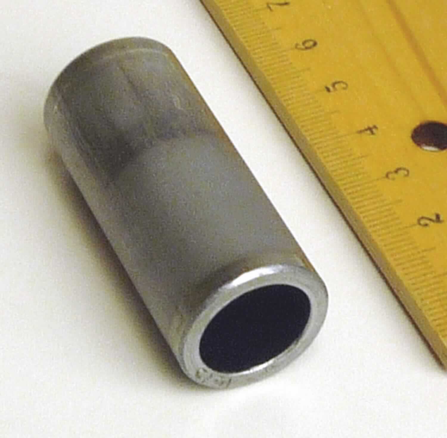 Geschweißtes Rohr aus Stahl

Bei der als Lenkungshülse bezeichneten Ware handelt es sich um ein graues, metallisches Hohlerzeugnis (Rohr) mit über die gesamte Länge von 48,7 mm gleichbleibendem kreisförmigen Querschnitt, mit einem Außendurchmesser von 21,3 mm und einer Wandstärke von 2,95 mm. Die Länge des Rohres überschreitet den äußeren Durchmesser grundsätzlich mehr als zweimal. Die Innen- und Außenoberfläche ist glatt bearbeitet, die Enden sauber abgedreht. Das Rohr besteht laut technischer Zeichnung aus nicht legiertem Stahl (z.B. E235+C) und wird nach der Norm EN 10305-2 über geschweißte kaltgezogene Präzisionsstahlrohre gefertigt und entsprechend abgelängt. Das Rohr dient als Abstandshalter und wird zwischen Blechen in der Fahrwerksaufhängung in Kraftfahrzeugen verschweißt.

Die Ware ist als andere geschweißte Rohre, mit kreisförmigem Querschnitt, aus nicht legiertem Stahl, Präzisionsstahlrohre, mit einer Wanddicke von mehr als 2 mm in die Unterposition 7306 3019 der Kombinierten Nomenklatur einzureihen.