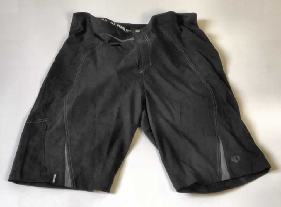 Zwei miteinander verbundene Kleidungsstücke, bestehend aus einer kurzen Hose aus Geweben (außen) und einer 
kurzen Unterhose aus Gewirken (innen), sog. MTB-Radhose, Größe L, Foto siehe Anlage,
- beide Kleidungsstücke sind durch Druckknopfriegel am Taillenbund miteinander verbunden, können aber auch 
  separat getragen werden,
- kurze Hose:
-- aus verschiedenen ca. 0,6 mm dicken, einfarbigen Geweben aus lt. Antrag 100 % Polyester (synthetische 
   Chemiefasern),
-- in der Taille abschließend, mit einem angesetzten, etwa 4 cm breiten Taillenbund, innen mit Knopfriegeln 
   zu verengen,
-- vorn mit einer Öffnung mit Reißverschluss und Patte mit Druckknopfverschluss im Taillenbund von links
   über rechts (Männerkleidung), 
-- seitlich mit einer eingesetzten Tasche mit Reißverschluss,
-- mit kurzen Hosenbeinen, die nicht die Knie bedecken (Seitenlänge: ca. 60 cm),
-- an den Beinabschlüssen durch Umschlagen und Festnähen gesäumt.

"Kurze Hose, aus Geweben, für Männer, aus synthetischen Chemiefasern"