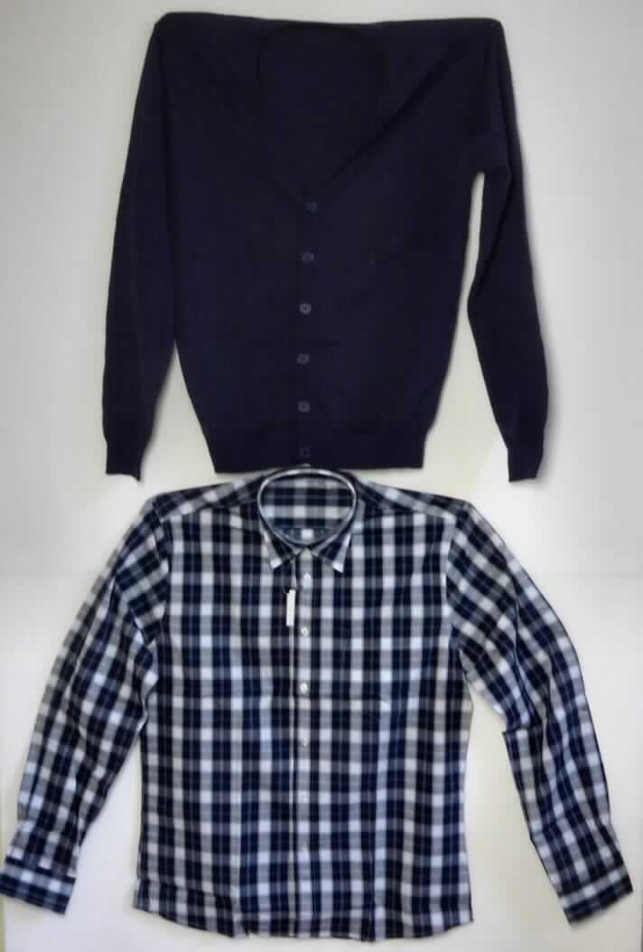 Blousonähnliches Kleidungsstück und Hemd, sog. Herren Geschenkset blau kariert, Art. 181917,
in Erwachsenengröße, Foto siehe Anlage,
- als zweiteilige Zusammenstellung; getrennte Einreihung, weil die Kleidungsstücke nicht zusammen in eine 
  Position eingereiht werden können,
- Hemd:
-- aus ca. 0,2 mm dicken, buntgewebten Geweben aus lt. Antrag 100 % Baumwolle,
-- über die Taille reichend (Rückenlänge: ca. 72 cm),
-- mit Umlegekragen,
-- im Rücken mit Schultersattel,
-- vorn mit einer durchgehenden Öffnung mit Knopfverschluss von links über rechts (Männerkleidung),
-- mit langen Ärmeln mit manschettenartigen Abschlüssen,
-- mit einer aufgesetzten Brusttasche,
-- am unteren, abgerundeten Rand durch Umschlagen und Festnähen gesäumt.

"Hemd, aus Geweben, für Männer, aus Baumwolle, nicht nach dem Batikverfahren handbedruckt"