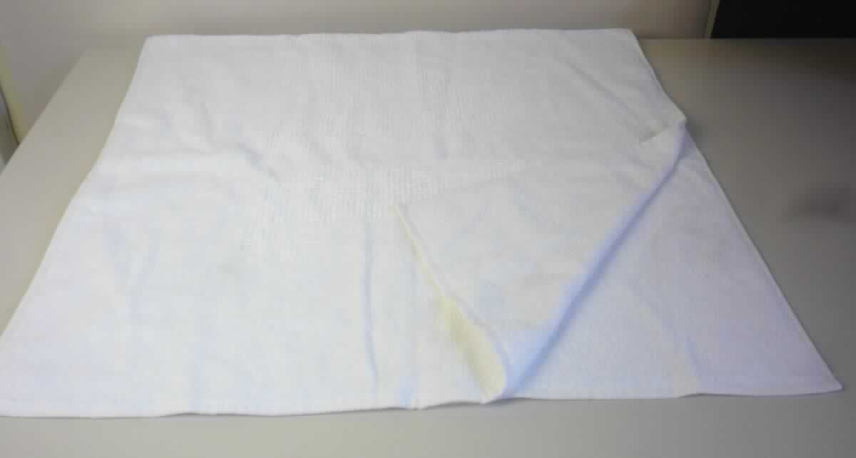 Wäsche zur Körperpflege, sog. HW2817 Badetuch, Foto siehe Anlage,
- rechteckig; in den Abmessungen von 70 cm x 135 cm, 
- aus ca. 4 mm dicken, einfarbigen Schlingengeweben nach Art der Frottiergewebe aus laut Antrag 
  100 % Baumwolle,
- an allen Seiten durch Umschlagen und Festnähen gesäumt (somit konfektioniert),
- mit einem großflächig eingewebten Schriftzug versehen,
- wird üblicherweise gewaschen.

"Wäsche zur Körperpflege, aus Spinnstoffen, aus Frottierware aus Baumwolle, aus Geweben"