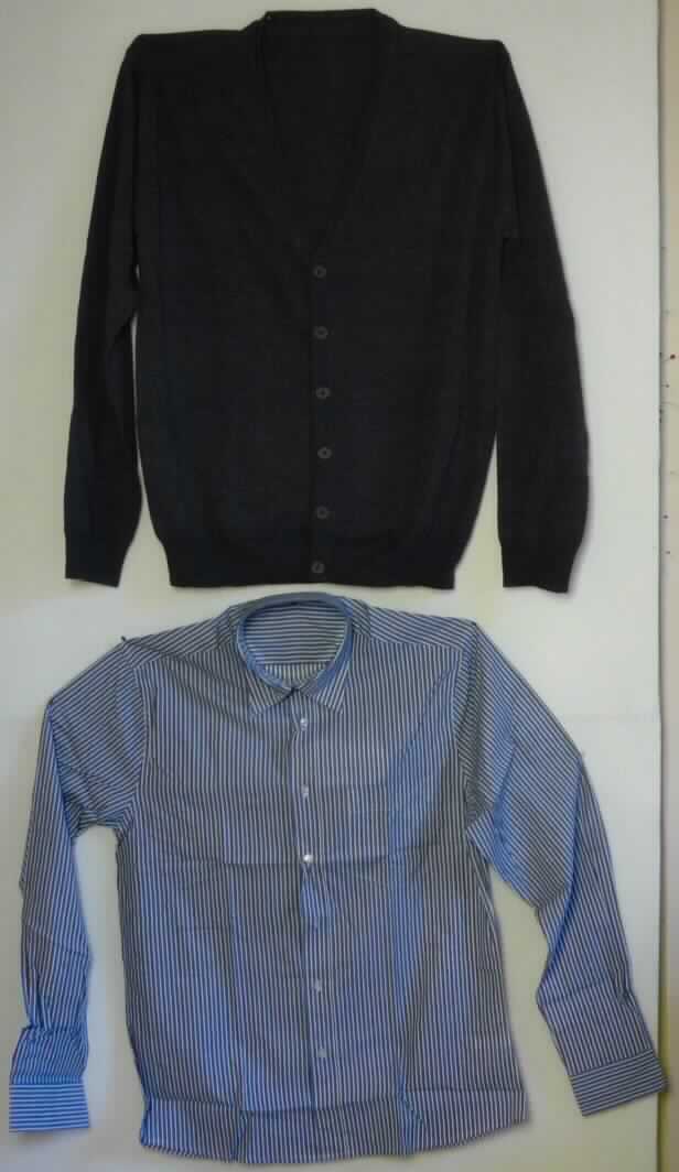 Blousonähnliches Kleidungsstück und Hemd, sog. Herren Geschenkset grau blau, Art. 181917, 
in Erwachsenengröße, Foto siehe Anlage,
- als zweiteilige Zusammenstellung; getrennte Einreihung, weil die Kleidungsstücke nicht zusammen in eine 
  Position eingereiht werden können,
- Hemd:
-- aus ca. 0,2 mm dicken, buntgewebten Geweben aus lt. Antrag 100 % Baumwolle,
-- über die Taille reichend (Rückenlänge: ca. 77 cm),
-- mit Umlegekragen,
-- im Rücken mit Schultersattel,
-- vorn mit einer durchgehenden Öffnung mit Knopfverschluss von links über rechts (Männerkleidung),
-- mit langen Ärmeln mit manschettenartigen Abschlüssen,
-- mit einer aufgesetzten Brusttasche,
-- am unteren, abgerundeten Rand durch Umschlagen und Festnähen gesäumt.

"Hemd, aus Geweben, für Männer, aus Baumwolle, nicht nach dem Batikverfahren handbedruckt"