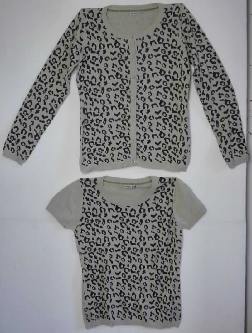 Blousonähnliches Kleidungsstück und Pullover, sog. Twin Set Tiger Print, Art. 182055, in Erwachsenengröße, 
Foto siehe Anlage,
- lt. Antrag in einer Blisterverpackung verpackt,
- als zweiteilige Zusammenstellung; getrennte Einreihung, weil die Kleidungsstücke nicht zusammen in eine 
  Position eingereiht werden können,
- blousonähnliches Kleidungsstück:
-- aus ca. 1,0 mm dicken, bedruckten Gewirken aus laut Antrag 100 % Baumwolle,
-- über die Taille reichend (Rückenlänge: ca. 61 cm),
-- mit einem runden, leicht halsfernen Ausschnitt, mit gerippter Randeinfassung,
-- vorn mit einer durchgehenden Öffnung mit Knopfverschluss von rechts über links (Frauenkleidung),
-- mit langen Ärmeln, die über den unteren Rand des Kleidungsstücks hinausreichen; an den Ärmelenden
   mit gerippt gewirkten Bündchen verengt,
-- am unteren Rand mit einem gerippt gewirkten, leicht verengenden Bund,
-- erfüllt die Merkmale zur Einreihung als Blouson, somit keine Jacke oder Strickjacke. 
 
"Blousonähnliches Kleidungsstück, aus Gewirken, für Frauen, aus Baumwolle"