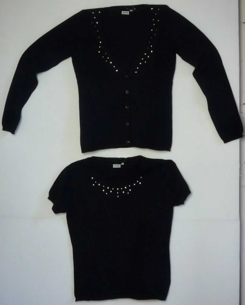 Blousonähnliches Kleidungsstück und Pullover, sog. Twin Set Schwarz, Art. 182055, in Erwachsenengröße, 
Foto siehe Anlage,
- lt. Antrag in einer Blisterverpackung verpackt,
- als zweiteilige Zusammenstellung; getrennte Einreihung, weil die Kleidungsstücke nicht zusammen in eine 
  Position eingereiht werden können,
- blousonähnliches Kleidungsstück:
-- aus ca. 1,1 mm dicken, einfarbigen Gewirken aus laut Antrag 100 % Baumwolle,
-- über die Taille reichend (Rückenlänge: ca. 57 cm),
-- mit einem V-förmigen, halsfernen Ausschnitt, mit gerippter Randeinfassung; vorn entlang des Ausschnitts mit 
   aufgeklebten Verzierungen ausgestattet,
-- vorn mit einer durchgehenden Öffnung mit Knopfverschluss von rechts über links (Frauenkleidung), 
-- mit langen Ärmeln, die über den unteren Rand des Kleidungsstücks hinausreichen; an den Ärmelenden
   mit gerippt gewirkten Bündchen verengt,
-- am unteren Rand mit einem gerippt gewirkten, leicht verengenden Bund,
-- erfüllt die Merkmale zur Einreihung als Blouson, somit keine Jacke oder Strickjacke. 
 
"Blousonähnliches Kleidungsstück, aus Gewirken, für Frauen, aus Baumwolle"