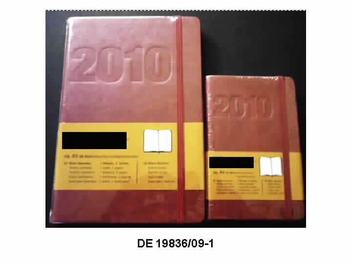 Es handelt sich um ein gebundenen Notizbuch in zwei unterschiedlichen Größen (Abmessungen etwa 9,6 x 14,3 cm bzw. 14,3 x 21,3 cm) mit 192 fadengehefteten Seiten aus Papier in einem Einband aus Pappe, die auf der Außenseite mit lederartigem Kunststoff beklebt ist. Auf die Außenseite des Vorderdeckels ist die Zahl 2010 eingeprägt. 104 Seiten sind mit einem Kalendarium für das Jahr 2010, mit Spalten bzw. Linien zum handschriftlichen Eintragen von Terminen und Notizen (pro Kalenderwoche je eine Doppelseite) bedruckt. Daneben sind Jahresübersichten für die Jahre 2010 und 2011, zwei Tabellen mit Schulferienterminen sowie eine Liste mit den Feiertagen ausgewählter westeuropäischer Länder abgedruckt. 78 nicht bedruckte Seiten bieten Raum für weitere handschriftliche Eintragungen. Am Rücken des Buchblocks ist ein Textilband als Lesezeichen angebracht. Auf der Innenseite des hinteren Einbanddeckels ist eine Einstecktasche, bestehend aus Papier und textilem Gewebe aufgeklebt. Weiterhin ist das Notizbuch mit einem gummielastischen Band als Verschluss und einer gummielastischen Schlaufe zum Einstecken eines Stiftes ausgestattet.
Das Notizbuch ist zusammen mit einem mit Produktinformationen bedruckten Papierstreifen in Kunststofffolie verpackt. 

Abbildung siehe Anlage.

Derartige Waren gehören als "Merkbücher, Notizbücher und Tagebücher mit Kalendarium aus Papier" zur Codenummer 4820 1050 00 des Integrierten Zolltarifs der EG (TARIC).