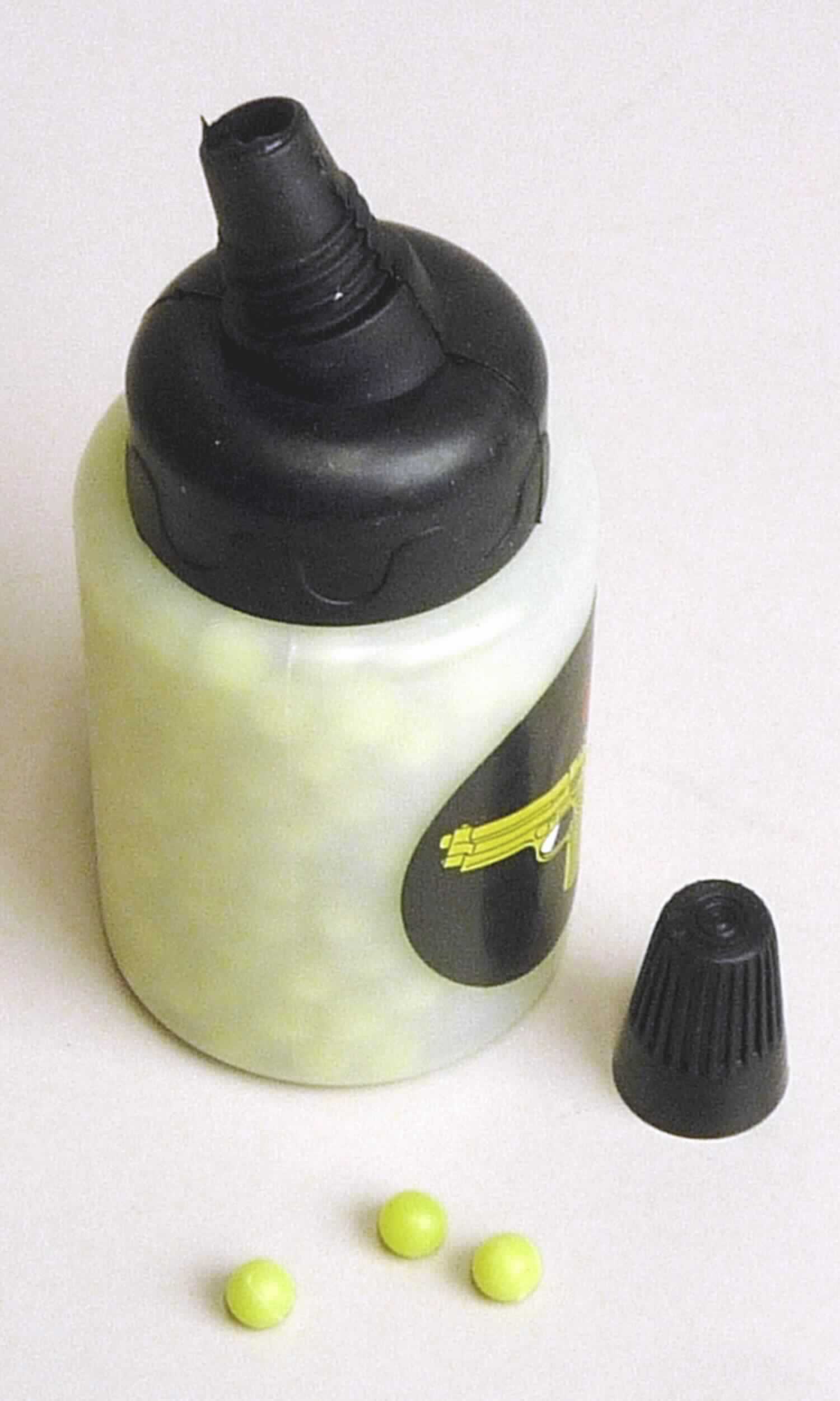 Bei der vorgelegten, als "Kugeln in Nachfülldose" bezeichneten Ware handelt es sich um eine Zusammenstellung von 400 Kügelchen aus Kunststoff (Durchmesser etwa 6 mm) und einer mit diesen Kügelchen befüllten Flasche mit Einfüllstutzen, aus Kunststoff (Höhe etwa 10,0 cm), die zum mehrfachen Gebrauch geeignet und bestimmt ist. Das Ganze dient dem einfachen und schnellen Nachladen von Softairwaffen und ist in einer Blisterverpackung aus Papier und Kunststoff verpackt.  

Abbildung siehe Anlage.

Derartige Waren gehören als "Geschosse, andere als die der Unterpositionen 9306 20 bis 9306 90 10", da es sich zolltarifrechtlich um eine Warenzusammenstellung in Aufmachung für den Einzelverkauf handelt, deren wesentlicher Charakter nicht ermittelbar ist und die daher in die zuletzt genannte Position der gleichermaßen in Betracht kommenden Positionen einzureihen ist.