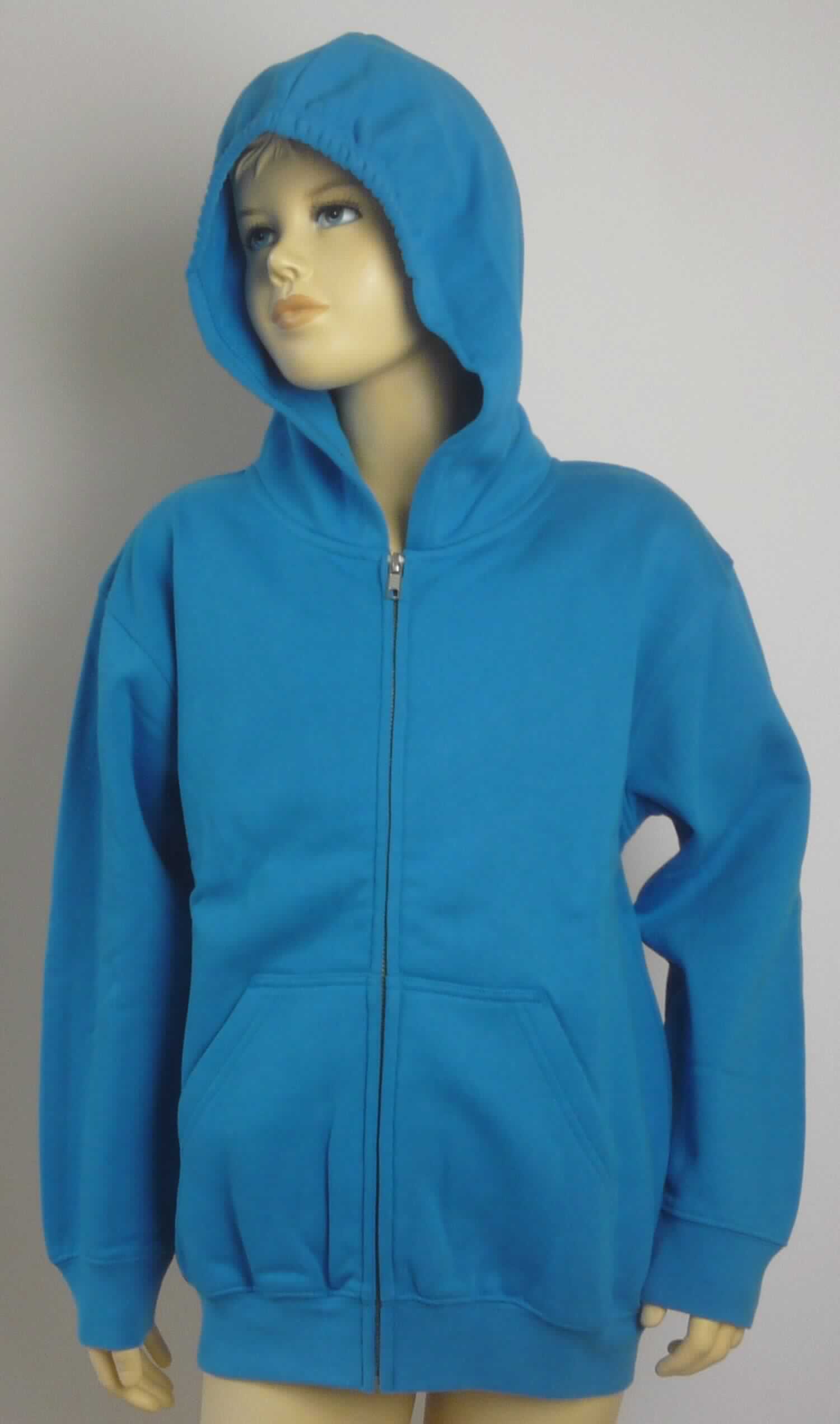 Blouson, sog. Kapuzensweatjacke, Art. 518/518F, Größe 140, Foto siehe Anlage,
- aus ca. 1,3 mm dicken, einfarbigen, einseitig (Innenseite) gerauten Gewirken aus laut Antrag 80 % Baumwolle
  und 20 % Polyester (synthetische Chemiefasern),
- über die Taille reichend (Rückenlänge: ca. 57 cm),
- mit einer Kapuze,
- vorn mit einer durchgehenden Öffnung mit Reißverschluss, ohne Hinweise auf den Trägerkreis (unisex),
- mit langen Ärmeln, die über den unteren Rand des Kleidungsstücks hinausreichen; an den Ärmelenden mit 
  angesetzten, gerippt gewirkten, verengenden Bündchen,
- mit zwei aufgesetzten, offenen Taschen unterhalb der Taille,
- am unteren Rand mit einem angesetzten, gerippt gewirkten, verengenden Bund.

"Blouson, aus Gewirken, für Mädchen, aus Baumwolle"