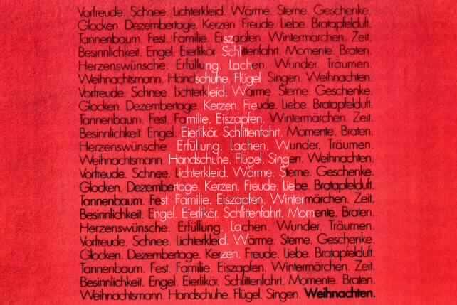 Ware zur Innenausstattung, sog. Filz Tischset rot mit Tannenbaum, Artikel 87737, Foto siehe Anlage,
- rechteckig, in den Abmessungen: 30 cm x 45 cm; mit einer Dicke von etwa 5 mm,
- laut Untersuchungsergebnis bestehend aus Filz aus Wolle,
- mit einem angenähten Etikett (konfektioniert),
- mit einzelnen Worten schwarz und weiß so bedruckt, dass sich daraus ein Tannenbaummotiv ergibt,
- wird insbesondere wegen des Materials üblicherweise nicht gewaschen (somit keine Tischwäsche der
  Position 6302),
- mit eigenem Gebrauchswert (damit kein Weihnachtsartikel der Position 9505),
- kennzeichnet sich aufgrund des Verwendungszwecks als Ware zur Innenausstattung.

"Andere Ware zur Innenausstattung (Tischset), aus Filz aus Wolle"