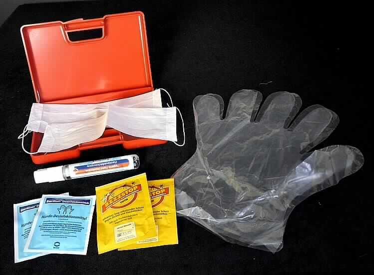 Pandemieset

Angaben:
Die Ware soll  bestehen aus (s. Foto) :
a) 2 Stk. Mücken/Zeckentücher in Einzelsachets
b) 2 Stk. Desinfektionstücher in Einzelsachets auf der Grundlage von Propanol mit hautpflegenden Stoffen
c) 1 Stk. Desinfektionspumpspray 15 ml, lt. Etikett nach EN 1500 und auf der Grundlage von       75g/100g Propanol, mit hautpflegenden Stoffen sowie mit 0,1g /100g Benzalkoniumchlorid
d) 2 Stk. Einwegmundschutz
e) 1 Paar Einweghandschuhe im Polybeutel verpackt
f) 1 Behältnis aus Kunststoff in Form eines kleinen Koffers