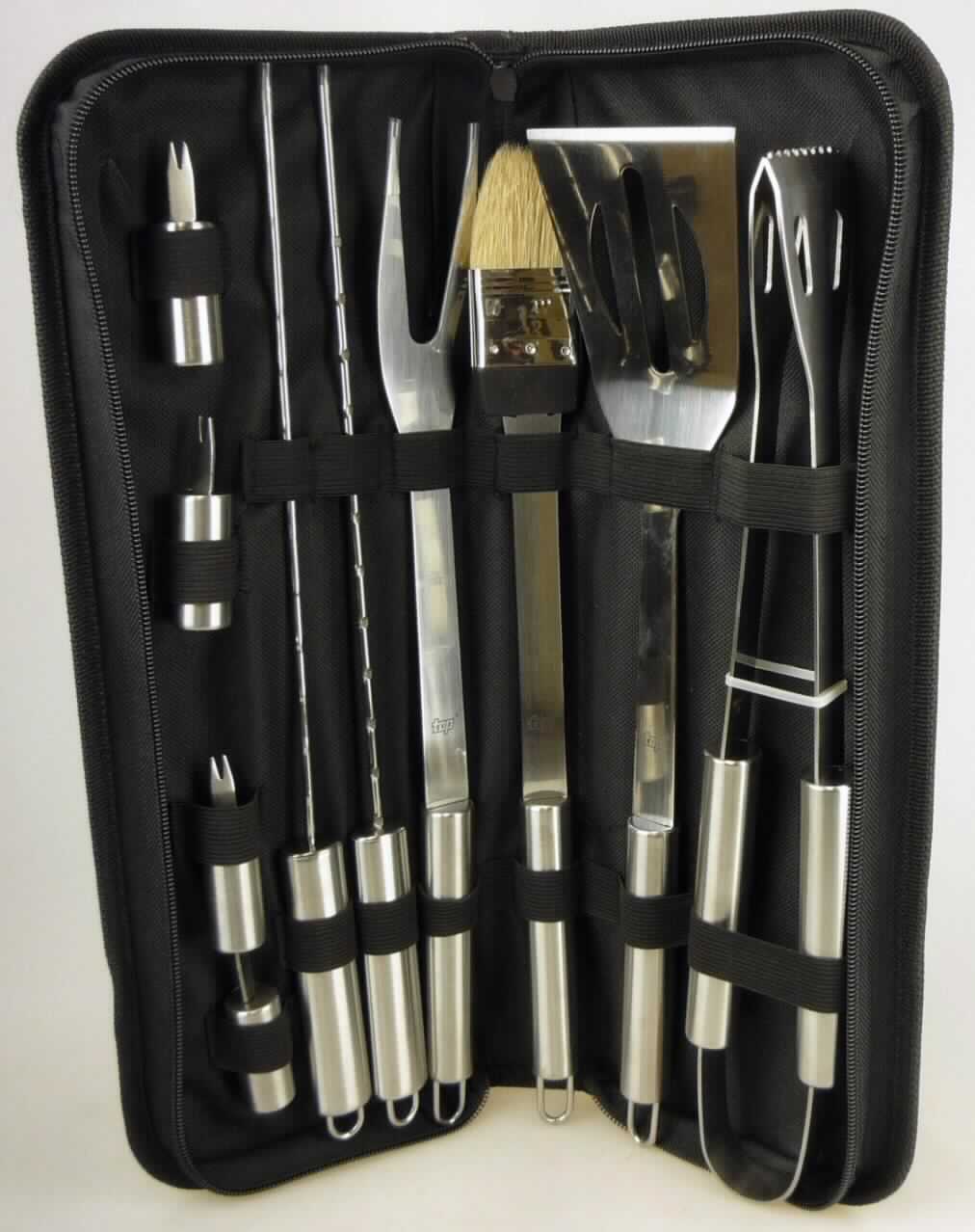 Warenzusammenstellung in Aufmachung für den Einzelverkauf, bestehend aus

- einer Grillzange (Pos. 8215)
- - mit zwei Schenkeln/Griffen und einem spezifisch geformten, arbeitenden Teil in Form von Greifflächen, aus nicht 
    rostendem Stahl, mit einer Gesamtlänge von ca. 34 cm

- einer Fleischgabel (Pos. 8215)
- - mit zwei Zinken, Griff und Aufhängeöse aus nicht rostendem Stahl, mit einer Gesamtlänge von ca. 35 cm

- vier Maiskolbenhaltern (Pos. 8215)
- - mit zwei Zinken und einem Griff aus unedlem Metall, mit einer Gesamtlänge von ca. 6 cm und 

- einem Pfannenwender (Pos. 8215)
- - mit spezifisch geformtem arbeitendem Teil, Griff und Aufhängeöse aus nicht rostendem Stahl,
     mit einer Gesamtlänge von ca. 35 cm, sowie

- einem Grillpinsel (Pos. 9603) 
- - aus einem Bündel aus Borsten, einem Griff und einer Aufhängeöse aus nicht rostendem Stahl, 
    mit einer Gesamtlänge von ca. 35 cm 

- zwei Spießen (Pos. 7323)
- - mit Griff und Aufhängeöse aus nicht rostendem Stahl, mit einer Gesamtlänge von ca. 36 cm
- - zur Aufnahme von Fleisch und Gemüse ("Halter" für Grillgut).
 
Die Erzeugnisse der Pos. 8215 bestimmen aufgrund des Wertes und der Menge den Charakter der Warenzusammenstellung.

- gemeinsam in einer passgenauen, für den dauerhaften Gebrauch geeigneten Spinntofftasche mit
  Halte- und Trageschlaufen aufgemacht

Abbildung siehe Anlage

Derartige Erzeugnisse gehören als "Zusammenstellung von Gabeln, den Zuckerzangen und den Schaumlöffeln ähnliche Waren, mit arbeitendem Teil aus nicht rostendem Stahl" zur Codenummer 8215 2010 00 0 des Elektronischen Zolltarifs (EZT).