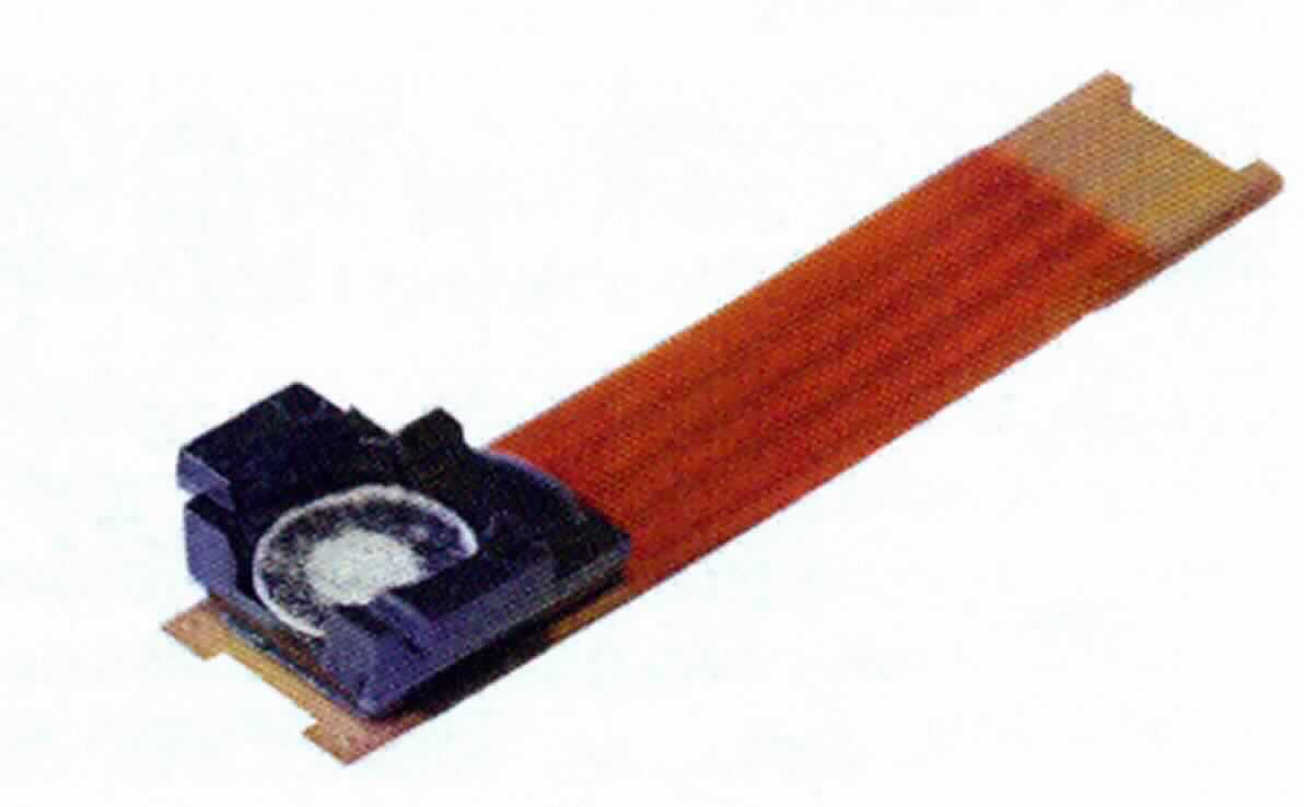 Sensor, im Wesentlichen bestehend aus einer flexiblen gedruckten Schaltung mit einem Sensorchip und vier Anschlusskontakten (ca. 26 x 6,5 x 3 mm). Der Sensorchip ist ausgestattet mit einem kapazitiven Sensorelement (Mikrosensorstrukturen) zum Messen der relativen Luftfeuchtigkeit, einem Temperatursensor, einem analog-digital Wandler, einer Signalverstärkereinheit, einem Kalibrationsdatenspeicher sowie einer digitalen Schnittstelle. Der Sensor misst sowohl Temperatur (-20°C bis 60°C) als auch die relative Feuchtigkeit (0% bis 80%), verarbeitet diese und stellt sie über die Schnittstelle für weitere Anwendungen zur Verfügung.
Die Ware wird als "kombiniertes elektronisches Thermometer-Hygrometer, anderes als Unterposition (TARIC) 9025 8040 10 bis 9025 8040 40" eingereiht.

Abbildung: siehe Anlage
