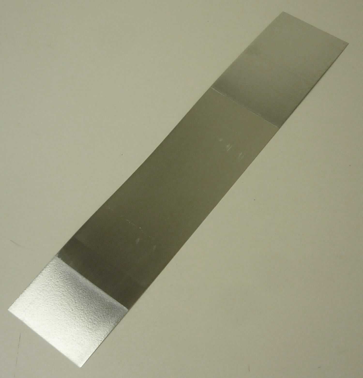 Kupferblech, versilbert

Bei der Ware handelt es sich um ein massives Flacherzeugnis mit rechteckigem Querschnitt aus raffiniertem Kupfer (ETP Kupfer), mit einer beidseitigen Silberauflage mit einer Dicke von 0,6 bis 0,9 Mikrometern. Auf der Ober- und Unterseite sind an bestimmten Stellen zusätztlich Lotpadauflagen aus einer Zinn-Blei-Silber-Legierung (L-Sn62Pb36Ag2) mit einer Dicke von 31 Mikrometern aufgebracht. Die Gesamtdicke beträgt 0,20 mm. Eine Seite der Silberauflage besitzt eine durch ein spezielles Prägeverfahren aufgebrachte Oberflächenstruktur.

Das Erzeugnis soll nach den Angaben in Solarmodulen zur Verbesserung der Lichtausbeute eingesetzt werden.

Bei der Ware handelt es sich um ein Blech oder Band aus raffiniertem Kupfer mit einer Dicke von mehr als 0,15 mm, in Rollen, der Unterposition 7409 1100 der Kombinierten Nomenklatur.