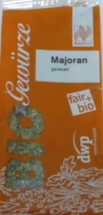 Majoran, gerebelt

Vertrauliche Antragsangaben und eine Originalwarenprobe lagen vor.

Bräunlich-orangefarbener Original-Cellophanstandbeutel mit Sichtfenster in Form des Schriftzuges "BIO"; 
Aufdruck "Majoran gerebelt"; Aufkleber am Boden: "Majoran - Herkunft Peru"

Inhalt: getrocknete und grob zerkleinerte grünliche Pflanzenteile, in Geruch und Geschmack handels-
üblichem gerebeltem Majoran entsprechend.

Hinweise auf  Zusätze ergeben sich nicht.

Gemüse, getrocknet, zerkleinert, jedoch nicht weiter zubereitet, Majoran (Majorana hortensis)