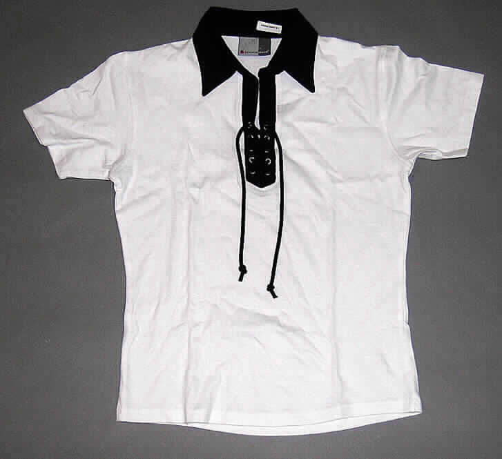 Hemdbluse, sog. Damen Polo Shirt, Artikel 1100, Größe M, Foto siehe Anlage,
- aus 0,6 mm dicken, einfarbigen Gewirken aus lt. Antrag 100% Baumwolle, mit durch- 
  schnittlich mehr als 10 Maschen je linearen Zentimeter in jeder Richtung,
- über die Taille reichend (Rückenlänge: 60 cm),
- mit einem kontrastfarbenen Umlegekragen und einer schlitzförmigen Öffnung mit Kordelver- 
  schluss, somit kein Kleidungsstück der Position 6109,
- ohne Merkmale, die auf einen bestimmten Trägerkreis (Männer oder Frauen) hinweisen
  (unisex),
- mit kurzen Ärmeln,
- am unteren Rand durch Umschlagen und Festnähen gesäumt,
- den Hemden für Männer entsprechend zugeschnitten.

"Hemdbluse, aus Gewirken, für Frauen, aus Baumwolle"