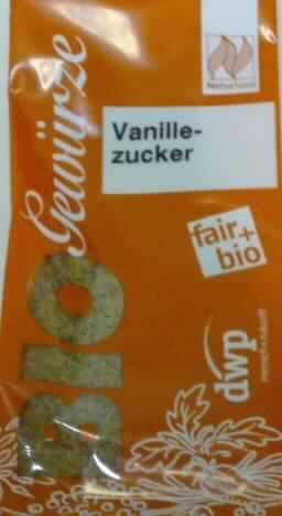 Rohrrohzucker, mit Zusatz von Aromastoffen; Bio-Vanillezucker

Bei der als "Bio-Vanillezucker" bezeichneten Ware handelt es sich nach den Angaben um Rohzucker aus Zuckerrohr mit Zusatz von Vanillepulver.
Warenbeschaffenheit eines vorgelegten Warenmusters:
Braune feine Kristalle, die mit dunklen Partikeln durchsetzt sind, süß schmecken und ein Vanillearoma aufweisen, abgefüllt zu deklarierten 125 g in einem orangen Standbodenbeutel mit Sichtfenster und weißem Aufdruck.

Es handelt sich um einen durch Zusatz von Vanillepulver aromatisierten Zucker der Unterposition 1701 91. Die Ware ist zolltariflich als Rohr- und Rübenzucker und chemisch reine Saccharose, fest; andere (als Rohzucker, ohne Zusatz von Aroma- oder Farbstoffen); mit Zusatz von Aroma- oder Farbstoffen anzusprechen.