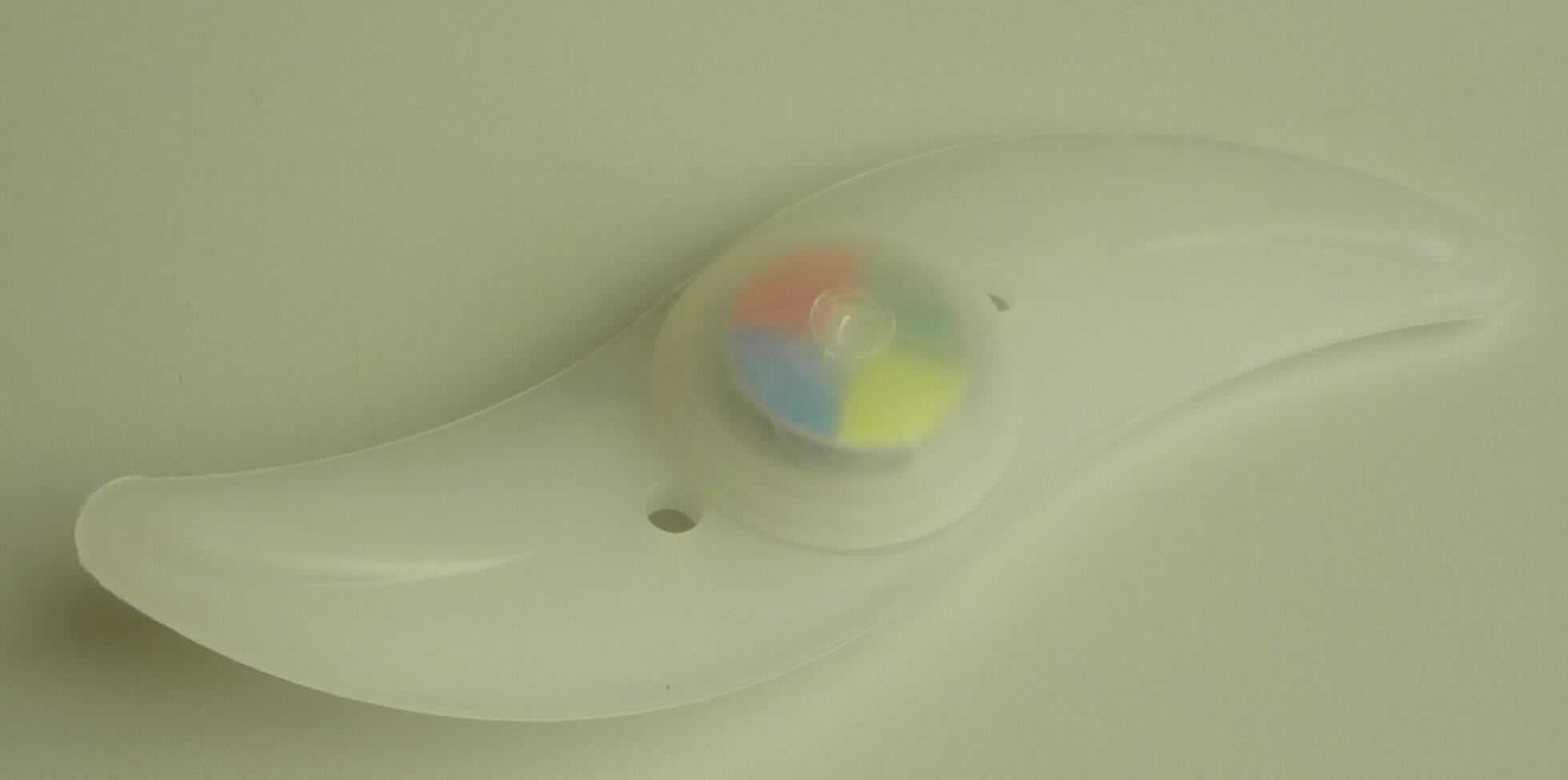 LED-Speichenlicht mit Farbwechsel Art. 14684 (Abbildung s. Anlage)
- aus einer Leuchtdiode (zwei wechselbare Blinkmodi sowie Dauerlicht im Farbwechsel) auf
  einer gedruckten Schaltung, mit Batteriefach mit eingelegter Knopfzelle und einem Druckschalter,
- eingesetzt in ein transparentes, leicht s-förmiges Silikongehäuse mit Schlitzen und Montagevorrichtungen,
- erkennbar ausschießlich zum Einstecken in Speichen von Fahrrädern zur Verwendung als 
  Signalvorrichtung für Fahrräder.

"Elektrisches Signalgerät von der für Fahrräder verwendeten Art"