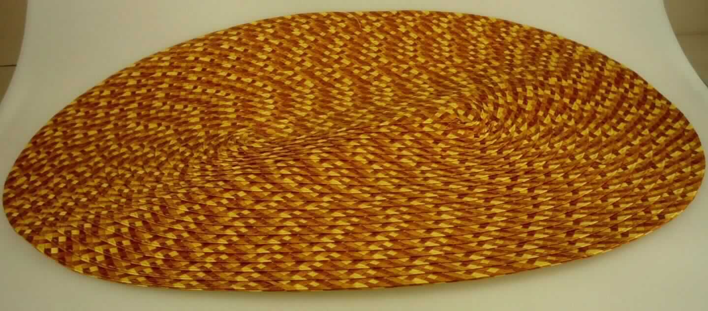 Andere Ware zur Innenausstattung, sog. Platzdecke, Foto siehe Anlage,
- lt. Antrag als Sortiment bestehend aus 4 Platzdeckchen für den Einzelverkauf aufgemacht,
- oval; in den Abmessungen: ca. 50 cm x ca. 35 cm,
- aus einem flachen Geflecht der Position 5808 aus ca. 4 mm breiten Streifen aus synthetischer Spinnmasse
  (laut Antrag aus Polypropylen); aufgrund der Streifenbreite von weniger als 5 mm keine Ware des Kapitels 39,
- spiralförmig zusammengenäht (konfektioniert),
- wird insbesondere wegen der Art des Geflechts und der Steifheit des Materials üblicherweise nicht
  gewaschen und kennzeichnet sich aufgrund des Verwendungszwecks und der Ausstattung als Ware zur
  Innenausstattung (somit keine Tischwäsche der Position 6302).
 
"Andere Ware zur Innenausstattung (Tischset), aus Spinnstoffen, keine Ware der Position 9404, aus einem
 Geflecht aus Streifen aus synthetischer Spinnmasse"