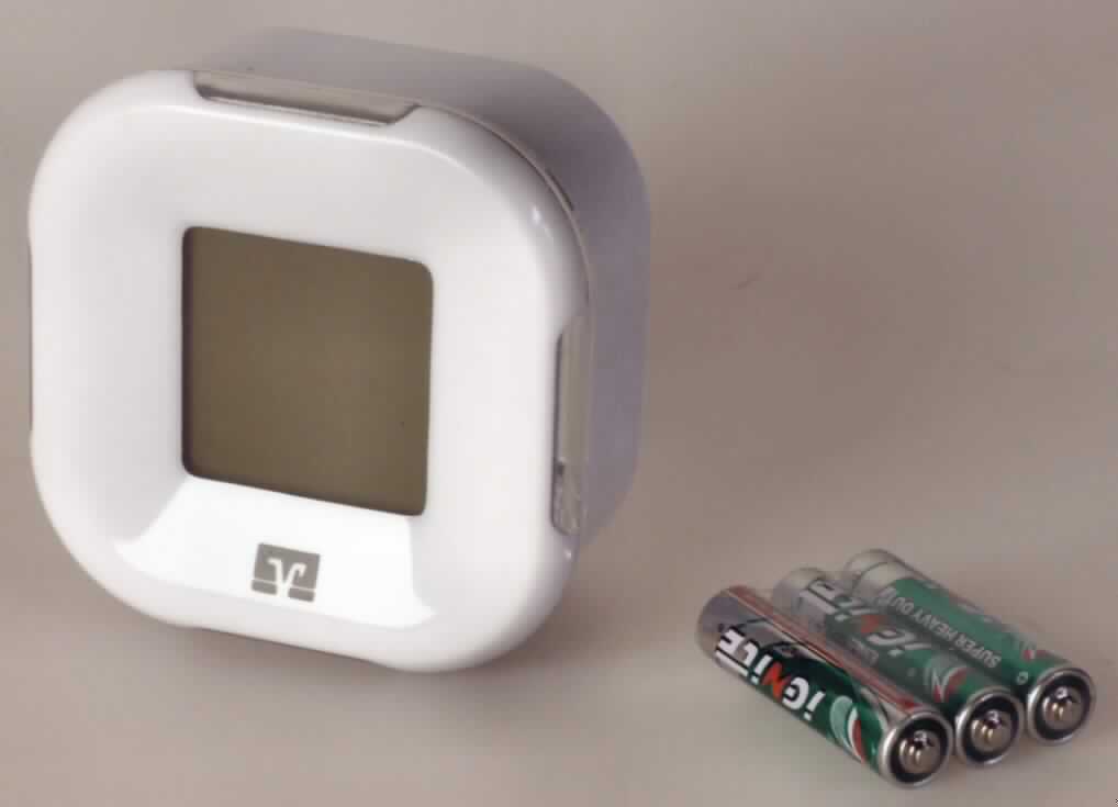 Es handelt sich um eine zusammengesetzte Ware, im Wesentlichen bestehend aus einem Thermometer und einer elektrisch betriebenen Uhr (mit Batterie) - s. Foto - mit Alarmfunktion und Anzeige des Datums, eingefasst in einem nahezu quadratischen Kunststoffgehäuse mit den Abmessungen von ca. 7,5 x 4 cm (Kantenlänge x Tiefe). Das Erzeugnis hat eine Uhrwerksplatine mit den Maßen 54 mm x 32 mm x 1 mm (L x B x D). Die Uhr ist im Hinblick auf den Umfang und die Bedeutung für die Verwendung charakterbestimmend.
Auf der Vorderseite des Erzeugnisses befindet sich ein Display zur Anzeige der Uhrzeit (Stunden und Minuten) und der anderen Angaben. Auf der Rückseite befinden sich das Batteriefach und zwei Einstelltasten.
Das Erzeugnis ist mit einer Funktionsanleitung in einer Folie und einem Karton verpackt.

Die Ware ist als "andere als in den Positionen 9101 bis 9104 erfasste Uhr, Wecker, elektrisch betrieben" einzureihen.