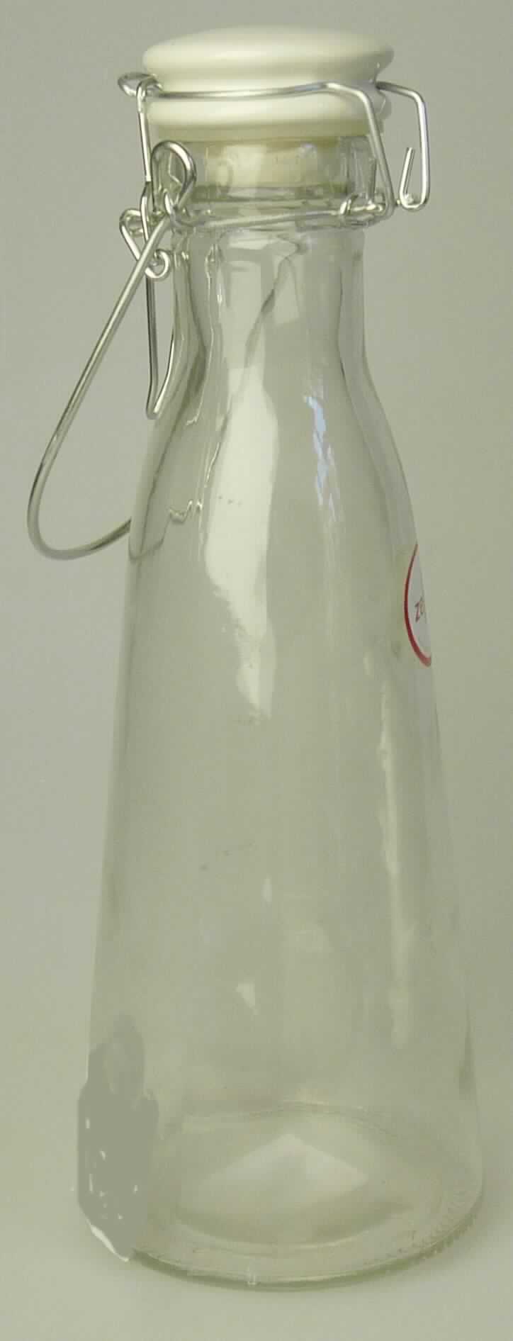 Flasche aus Glas, sog. Glasflasche mit Bügelverschluss, 500 ml, Art. Nr. 19715, Foto siehe Anlage,
- aus nicht gefärbtem Glas (nicht aus Glasröhren hergestellt), 
- mit einem Bügelverschluss aus unedlem Metall und einem Stopfen aus Keramik mit einem Dichtungsring 
  aus Kunststoff; mit einem am Bügelverschluss angearbeiteten U-förmigen Tragehenkel,
- mit einem Fassungsvermögen (Nenninhalt) von 500 ml,
- mit einer Höhe von ca. 24 cm und einem Durchmesser (unten) von ca. 8,5 cm,
- zur Aufnahme von Nahrungsmitteln oder Getränken.

"Flasche aus Glas, zu Transport- oder Verpackungszwecken, nicht aus Glasröhren hergestellt,
 aus nicht gefärbtem Glas, mit einem Nenninhalt von mehr als 0,33 l, jedoch weniger als 1 l, 
 für Nahrungsmittel und Getränke"