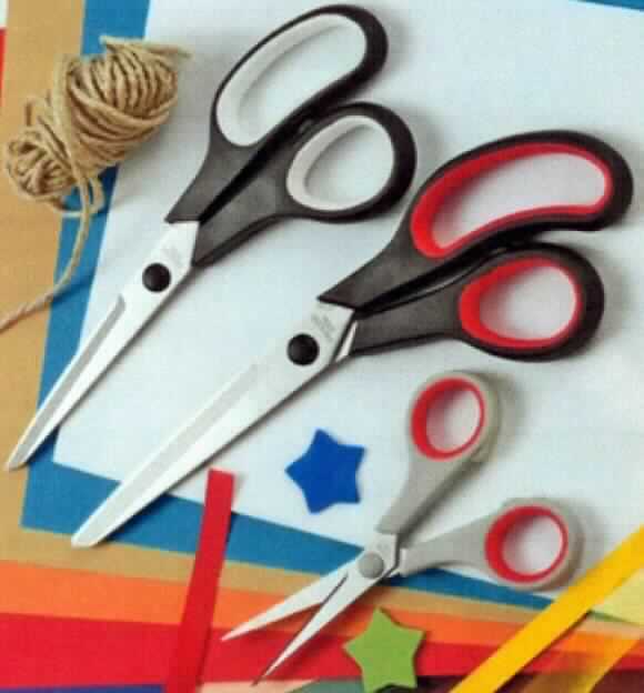 "Scherenset";

- bestehend aus einer Haushalts-, einer Universal- und einer Papierschere, jeweils mit zwei
  um einen Stift x-förmig beweglich gelagerten Scherenblättern aus Stahl, die an den Enden
  zwei Griffschalen aus Kunststoff aufweisen

- die Griffschalen sind zur leichteren Handhabung jeweils zu einer Öse zum Durchstecken
  jeweils eines Fingers ausgearbeitet

- mit einer Länge von 245, 210 und 140 mm

- gemeinsam verpackt in einem Karton mit Klarsichtdeckel

Abbildung siehe Anlage.

Derartige Erzeugnisse gehören als "Scheren mit arbeitendem Teil aus unedlem Metall" zum TARIC-Code 8213 0000 00.