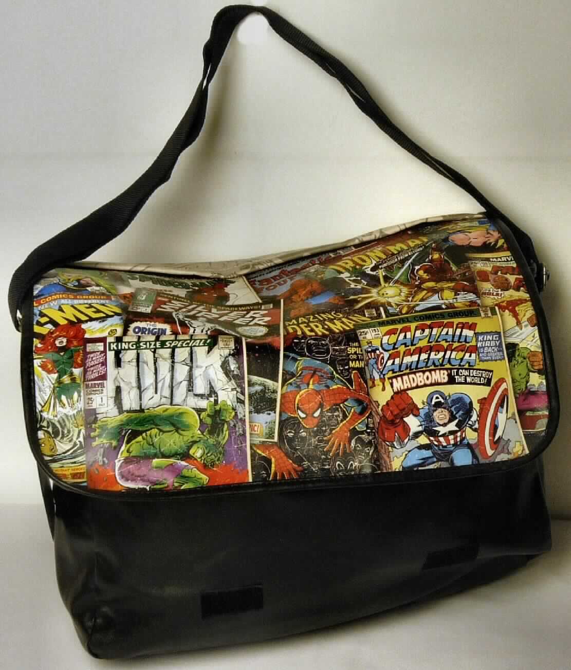Aktentaschenähnliches Behältnis, sog. Schultertasche, Abbildung siehe Anlage, 
- mit einer Außenseite aus schwarzen Kunststofffolien, 
- auf der Vorderseite (Überschlagklappe) bunt verziert (Ausschnitte von Comics), 
- mit einem verstellbaren Schultertragegurt versehen, 
- mit einer nahezu über die komplette Vorderfront reichenden Überschlagklappe mit 
  zwei Klettverschlüssen, 
- mit einem in die Überschlagklappe eingesetzten Vorfach mit Reißverschluss aus- 
  gestattet, 
- mit einem Hauptfach, unter der Überschlagklappe mit einem Reißverschluss zu 
  öffnen, 
- innen mit einem gepolsterten Notebookfach mit Klettverschlusslasche ausgestattet, 
  ansonsten ohne weitere Einteilung oder Ausstattung, gefüttert, 
- mit den Abmessungen von ca. 40 (B) x 30 (H) x 10 (T) cm.

"Aktentaschenähnliches Behältnis, mit Außenseite aus Kunststofffolien"