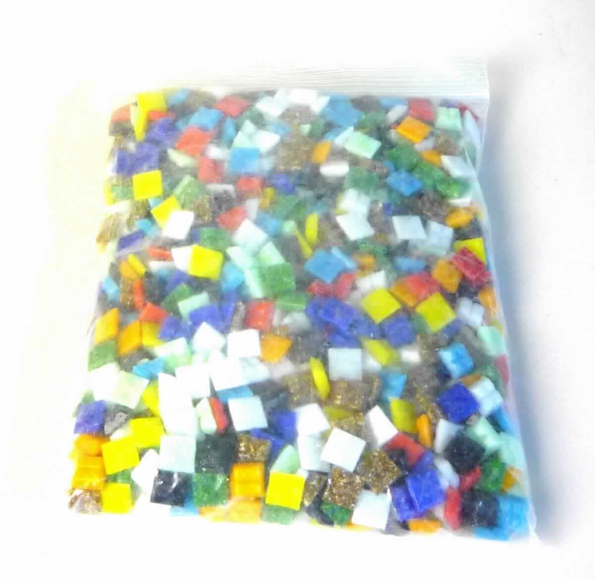Glaskurzwaren für Mosaike oder ähnliche Zierzwecke, sog. Mosaikmix bunt, Art.-Nr. 45058, Abbildung siehe Anlage, 
- rechteckige, Mosaikglassteine in verschiedenen Farben, 
- mit den Abmessungen ca. 10 mm x 10 mm, 
- jeweils mit einer ebenen Unterseite und einer gewölbten, strukturierten Oberseiten, 
- für Zier- und Bastelzwecke bestimmt, 
- verpackt einem Kunststoffbeutel.

"Glaskurzwaren für Mosaike oder ähnliche Zierzwecke"