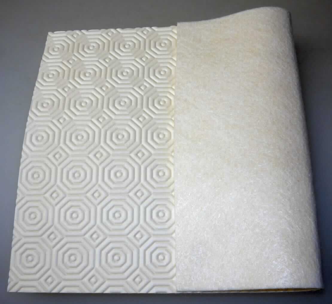 Angaben des Antragstellers:
Tischschoner d-c-fix, Meterware
Polyester-Vlies mit PVC (Polyvinylchlorid) Schaumfolie, geprägt.

Untersuchungsergebnisse an einem Warenmuster:
Weißes Flacherzeugnis (Gesamtdicke: ca. 2,5 mm) aus Zellkunststoff (Dicke: ca. 2 mm). Die Ware ist einseitig mit einem regelmäßigen Muster geprägt und auf der anderen Seite mit einem weißen Vlies verstärkt.

Befund:
Es liegt ein verstärktes Flacherzeugnis aus Zellkunststoff im Sinne der Position 3921 vor.
