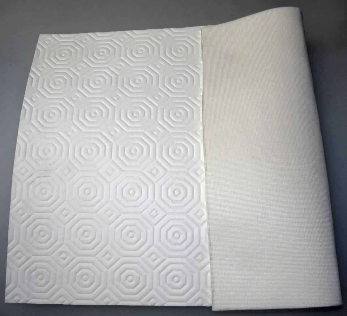 Angaben des Antragstellers:
Tischschoner d-c-fix, Meterware
Polyester-Trikot mit PVC (Polyvinylchlorid) Schaumfolie, geprägt.

Untersuchungsergebnisse an einem Warenmuster:
Weißes Flacherzeugnis aus Zellkunststoff (Dicke: ca. 2 mm). Die Ware ist einseitig mit einem regelmäßigen Muster geprägt und auf der anderen Seite mit einem feinen, weißen Gewirke verstärkt.

Befund:
Es liegt ein verstärktes Flacherzeugnis aus Zellkunststoff im Sinne der Position 3921 vor.