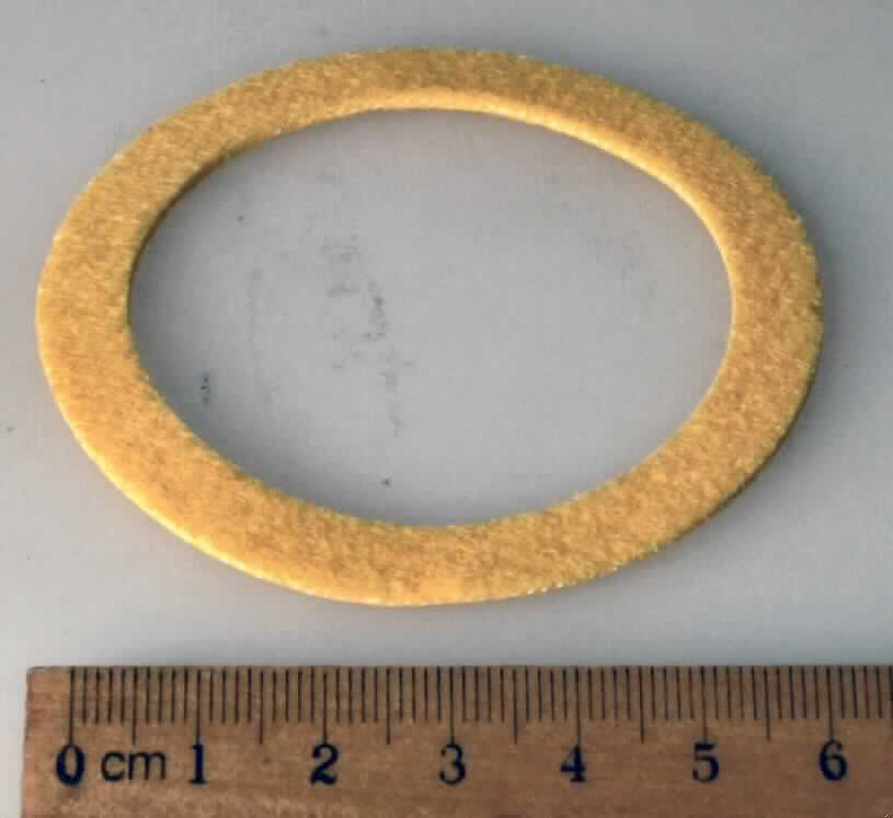Ware des technischen Bedarfs, sog. Stanzteil, Foto siehe Anlage,
- ringförmig; mit einem Innendurchmesser von etwa 5 cm und einem Außendurchmesser von etwa 
  6,5 cm (somit konfektioniert),
- laut Antrag aus Filz aus Spinnstoffen, laut Untersuchungsergebnis mit Gewebeeinlage,
- wird laut Antrag als Dichtung in Filtereinsätzen für Öl- oder Kraftstofffilter verwendet,
- weist von der Konzeption her, besondere Merkmale auf, die erkennen lassen, dass die Ware für
  technische Zwecke verwendet wird.

"Ware des technischen Bedarfs, aus Spinnstoffen, aufgeführt in Anmerkung 7 zu diesem Kapitel, 
 andere als in den Unterpositionen 5911 10 bis 5911 40 genannte, aus Filz"