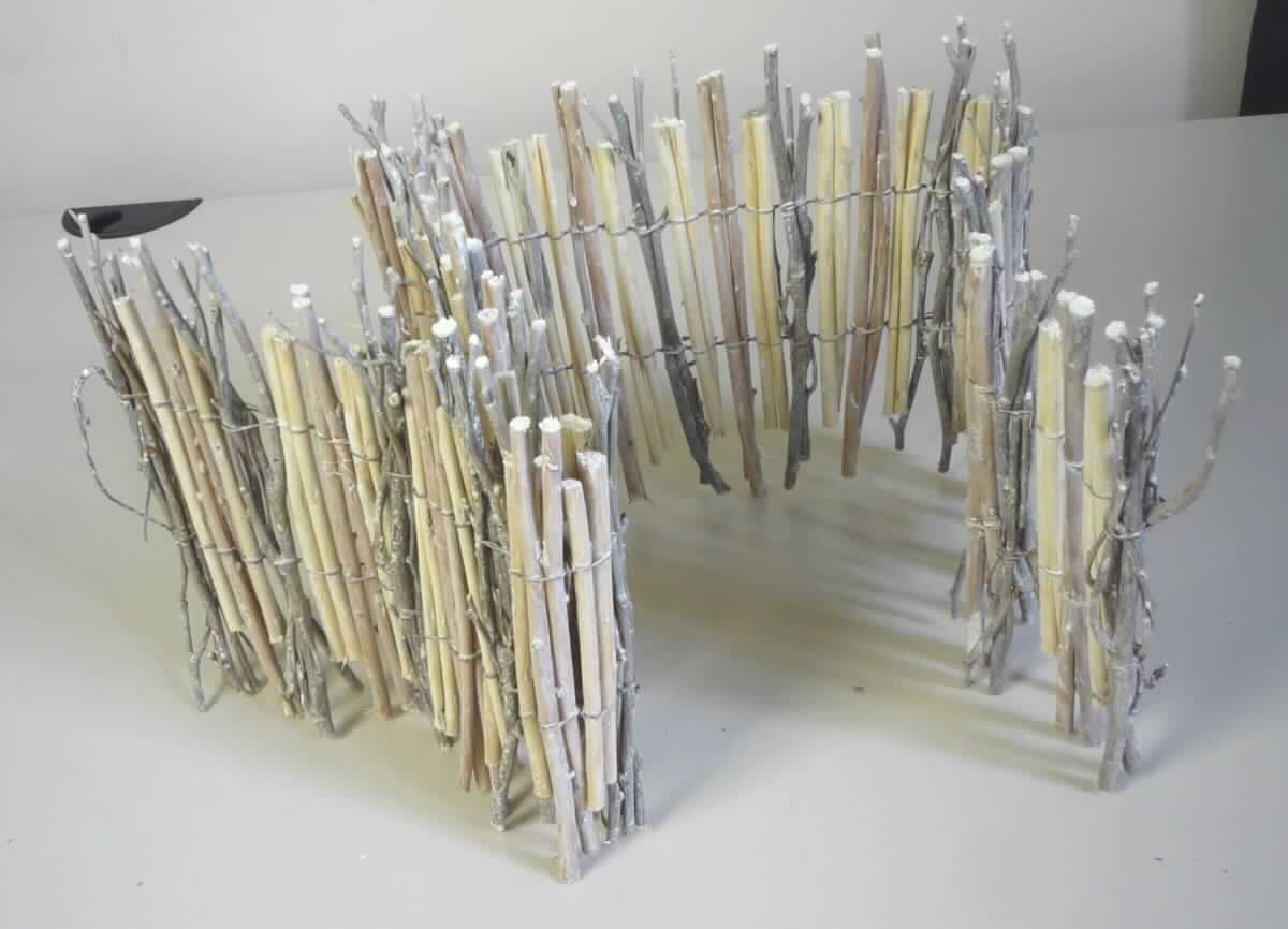 Nach den Antragsangaben und dem vorgelegten Warenmuster handelt es sich um eine etwa 100 cm lange und 20 cm breite sog. "Dekomatte aus Ästen (Art.-Nr. 55752)". Das Erzeugnis ist unmittelbar aus verschiedenen natürlichen, dünnen pflanzlichen Zweigen mit bzw. ohne Rinde aus Weide hergestellt (Flechtstoff im Sinne der Anmerkung 1 zu Kapitel 46), die parallel aneinander gefügt und mit quer laufendem Haltematerial aus Spinnstoff und Metalldraht verbundenen sind. Einige Zweige wurden teilweise weiß gekalkt.
Die Ware ist in einem Pappkarton für die Abgabe im Einzelverkauf aufgemacht.

Zolltarifrechtlich handelt es sich um "Flechtstoffe, Geflechte und ähnliche Waren aus Flechtstoffen, in Flächenform verwebt oder parallel aneinander gefügt, auch wenn sie dadurch den Charakter von Fertigwaren erhalten haben, Matten, Strohmatten und Gittergeflechte aus pflanzlichen Stoffen, nicht aus Bambus oder Rattan, nicht aus Geflechten oder ähnlichen Waren aus Flechtstoffen".