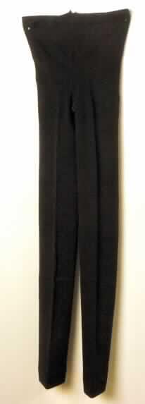 Strumpfhose ohne Fußteil, sog. Leggings 80, Größe 38/40, Foto siehe Anlage,
- aus bis zu 1 mm dicken, einfarbigen Gewirken aus laut Antrag 92% Polyamid und 8% Elastan
  (Elastomergarn, beides synthetische Chemiefasern),
- in der Taille abschließend, mit einem elastischen Taillenbund; laut Antrag mit einem Titer der einfachen
  Garne von 88 dtex,
- ohne Öffnung und ohne Verschluss, 
- im Strumpfbereich nahtlos gewirkt; mit knöchellangen Hosenbeinen ohne Fußteil,
- an den Beinabschlüssen mit elastischen Bündchen,
- kennzeichnet sich nach dem Verwendungszweck, der Herstellungsweise und der Ausstattung als 
  Strumpfhose ohne Fußteil, somit weder eine lange Hose der Position 6104 noch eine lange Unterhose
  der Position 6108.

"Strumpfhose, aus Gewirken, andere als solche mit degressiver Kompression, aus synthetischen Chemiefasern,
 mit einem Titer der einfachen Garne von mehr als 67 dtex"
