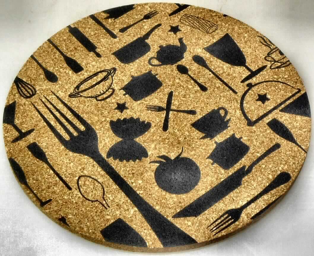 Nach den Antragsangaben und der vorliegenden Warenprobe handelt sich um einen zylindrisch-runden Untersetzer aus mit Bindemittel gebundenem, massivem Presskork aus Naturkork (Durchmesser ca. 16 cm, Dicke ca. 0,4 cm), nicht weiterbearbeitet und ohne abgerundete Kanten.
Derartige Waren werden zum Schutz der Tischoberfläche als Untersetzer für Töpfe, Schüsseln o. ä. verwendet.

Zolltarifrechtlich handelt es sich um "Waren aus Presskork, massive Zylinder (einschließlich Scheiben), andere als in TARIC-Code 4504 1011 00 genannt".