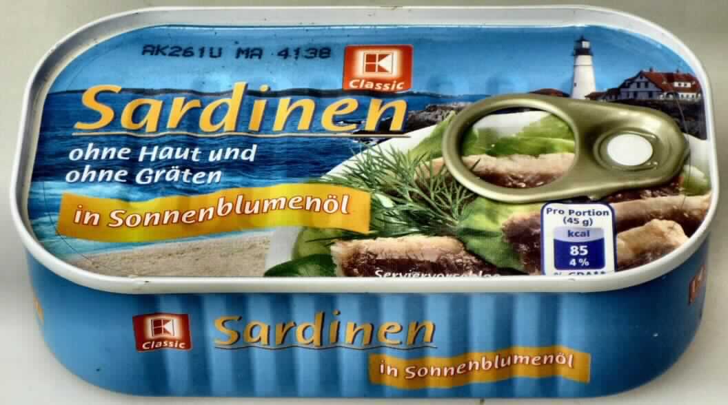Nach den Angaben der Antragstellerin und der vorgelegten Warenprobe handelt es sich um Fische der Art Sardina pilchardus (Walbaum), ohne Haut, Gräten und Kopf, die mit Sonnenblumenöl und Salz zubereitet sind. Die haltbar gemachten Fischstücke sind in einer etwa 10,7 x 6 x 2,8 cm großen Konservendose mit Ringpulldeckel (Inhalt 125 g) für den Einzelverkauf verpackt.

Zolltarifrechtlich handelt es sich um Fische, ganz oder in Stücken (nicht fein zerkleinert) zubereitet oder haltbar gemacht, Sardinen der Art Sardina pilchardus in Sonnenblumenöl.