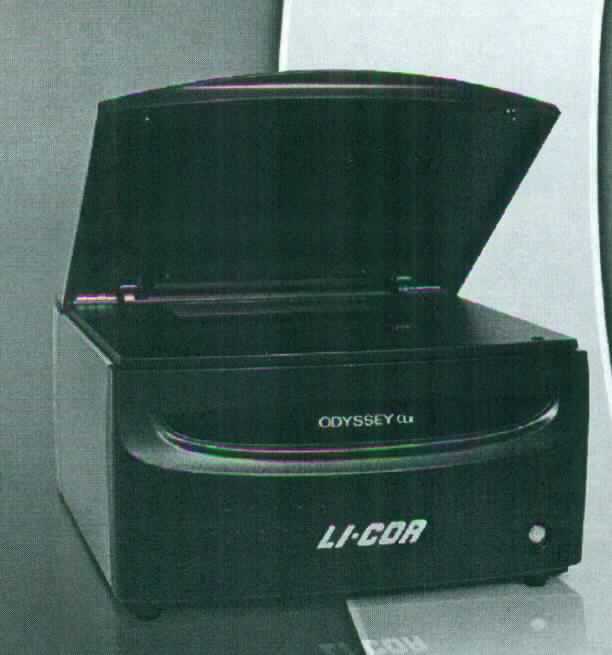 Das ODYSSEY CLx Analysegerät, im Wesentlichen bestehend aus einem quaderförmigen Gehäuse (Abmessungen in cm: 37 x 53 x 62) mit einer (25 x 25) cm großen Scan-Fläche, einem aufklappbarem Deckel, zwei Infrarot-Laserlichtquellen (685 und 785 nm) sowie entsprechenden Detektor-Einheiten.
Der zuvor entwickelte Western-Blot wird auf die Scan-Fläche gelegt und das Ergebnis der Proteinanalyse durch Nah-Infrarot-Fluoreszenz ermittelt.
Das Gerät dient der Bildgebung von sog. Western-Blots zur Analyse von Proteinen mittels Infrarot-Fluoreszenz-Messung.

Die Ware wird als "Gerät für physikalische oder chemische Untersuchungen, nicht von den Unterpositionen (HS) 9027 10 bis 9027 30 erfasst, optische Strahlen (UV-Strahlen, sichtbares Licht, Infrarotstrahlen) verwendend" eingereiht.