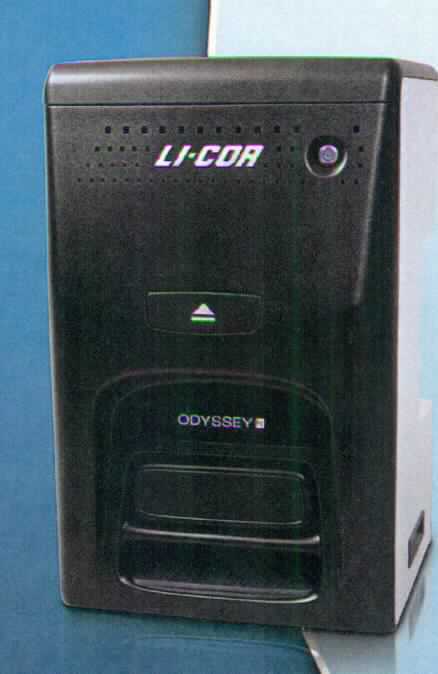 Das ODYSSEY Fc Analysegerät, bestehend aus einem quaderförmigen Gehäuse (Abmessungen in mm: 673 x 414 x 470), in dem u.a. drei Laserlichtquellen (520, 685 und 785 nm), ein CCD-Detektor und eine (10 x 12) cm große Scan-Fläche eingebaut sind.
Der zuvor entwickelte Western-Blot wird auf die Scan-Fläche gelegt und das Ergebnis der Proteinanalyse durch Nah-Infrarot-Fluoreszenz oder durch Chemilumineszenz ermittelt.
Das Gerät dient der Bildgebung von sog. Western-Blots zur Proteinquantifizierung mittels Infrarot-Fluoreszenz-Messung oder Chemilumineszenz.

Die Ware wird als "Gerät für physikalische oder chemische Untersuchungen, nicht von den Unterpositionen (HS) 9027 10 bis 9027 30 erfasst, optische Strahlen (UV-Strahlen, sichtbares Licht, Infrarotstrahlen) verwendend" eingereiht.