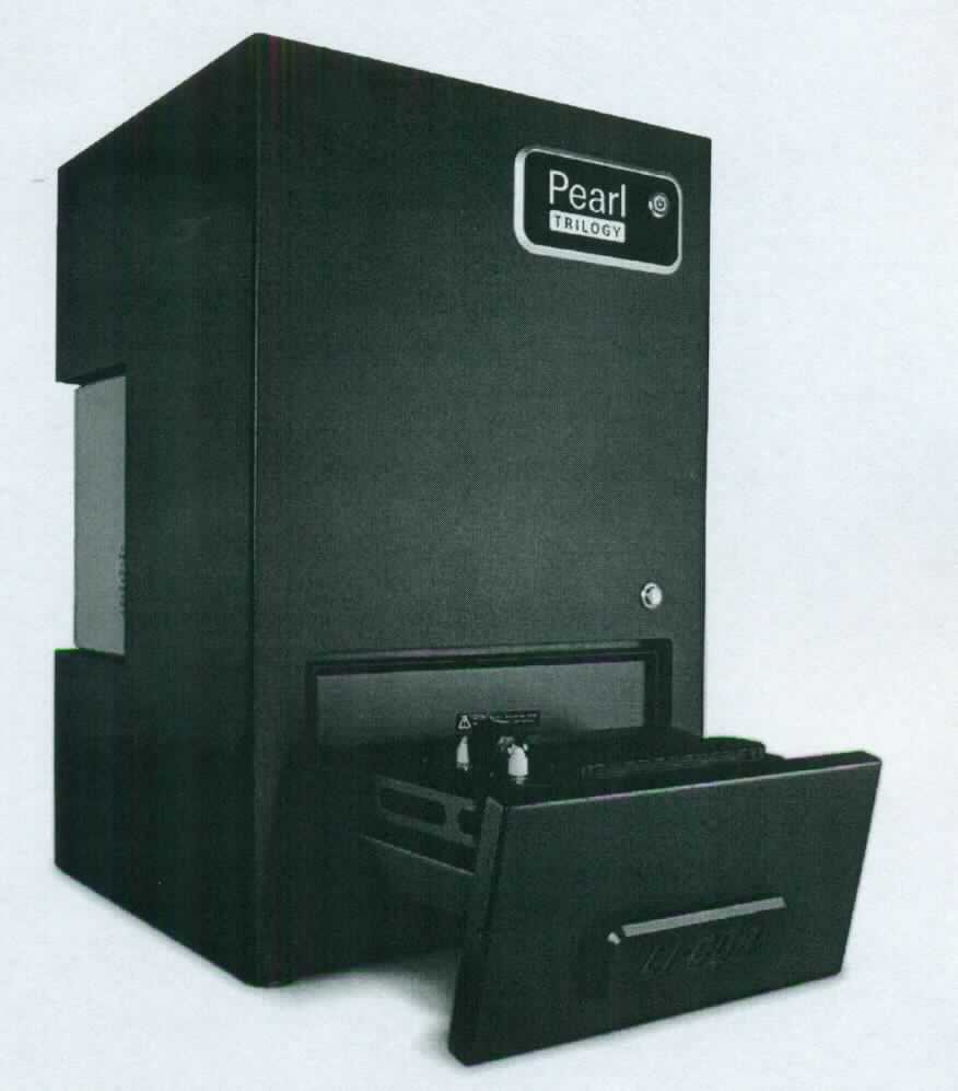 Das PEARL Analysegerät, bestehend aus einem quaderförmigen Gehäuse (Abmessungen in cm: 41 x 41 x 66), in dem u.a. vier unterschiedliche Lichtquellen-Kanäle (700 nm, 800 nm, Biolumineszenz und weißes Licht), ein CCD-Detektor, eine ausfahrbare Schublade sowie ein Einlass- und ein Auslassventil für Gase eingebaut sind. Das zu untersuchende Kleintier wird auf dem Messtisch fixiert und mithilfe der unterschiedlichen Lichtquellen bestrahlt. Die Auswertung der Analyse erfolgt an einem externen Computer (nicht Gegenstand dieser vZTA-Entscheidung). Das Gerät dient der Bildgebung zur Untersuchung von Kleintieren mittels Infrarot-Fluoreszenz-Messung und Biolumineszenz.

Die Ware wird als "Gerät für physikalische oder chemische Untersuchungen, nicht von den Unterpositionen (HS) 9027 10 bis 9027 30 erfasst, optische Strahlen (UV-Strahlen, sichtbares Licht, Infrarotstrahlen) verwendend" eingereiht.