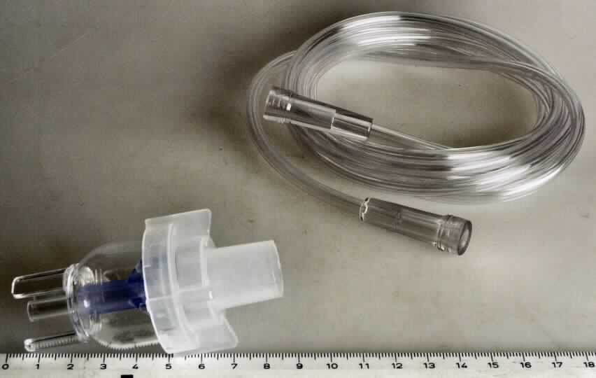 Sog. Vernebler mit Druckluftschlauch, in Form einer Warenzusammenstellung in Aufmachung für den Einzelverkauf, im Wesentlichen bestehend aus 
-einem ca. 8 cm großen Vernebler mit einem Durchmesser von 4,5 cm aus Kunststoff und
-einem ebenfalls aus Kunststoff bestehenden, ca. 2 m langen, an den Enden mit Verbindungsstücken für den Anschluss an den Kompressor und den Vernebler versehenen Druckluftschlauch. 
Der in Bezug auf die Bedeutung für die Verwendung charakterbestimmende Vernebler besteht aus einem, mit einem Anschlussstutzen für den Druckluftschlauch versehenen, Verneblertopf mit Düsenteil und Messskala zur Aufnahme des Medikaments und einem damit verschraubten Anschlussstück für eine Atemmaske oder ein Mundstück mit Prallkugel. 
Er dient der Aerosolbildung durch Zerstäubung eines Medikaments mittels Druckluft in einem Atemtherapiegerät IH 20 (nicht Gegenstand dieser Auskunft).
Keine Ware der Pos. 8424, da es sich um eine rein statische Vorrichtung ohne bewegliche Bestandteile handelt. 
Die Bestandteile der Warenzusammenstellung sind in einem mit einem bedruckten Aufkleber versehenen PE-Beutel verpackt.

Zur äußeren Form siehe Abbildung in der Anlage.

Die Ware wird als "Teil, erkennbar hauptsächlich bestimmt zur Verwendung in einem Gerät der Aerosoltherapie" eingereiht.