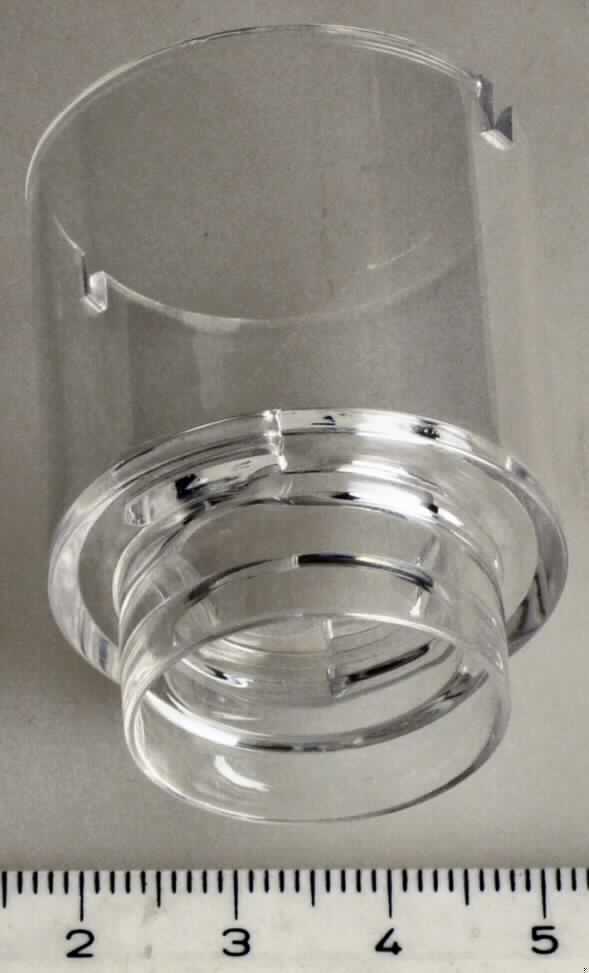 Sog. Verbindungsstück zu IH 50 in Form eines speziell geformten mit 2 länglichen ca. 1,2 cm langen und ca. 0,2 cm breiten Schlitzen versehenen transparenten Kunststoffrohres mit Ansatzstück für die Verbindung zum Meshvernebler. Das Verbindungsstück ist incl. des Ansatzstückes ca. 4 cm lang und hat einen Durchmesser von ca. 3,4 cm. Das ca. 1 cm lange Ansatzstück mit einem Durchmesser von ca. 2,4 cm ist nach ca. 0,5 mm inwandig verstärkt, so dass eine Verringerung des Durchmessers entsteht und ein passgenaues Einschieben des Meshverneblers gewährleistet ist. Das dem Ansatzstück gegenüberliegende Ende des Verbindungsstückes verfügt über 2 einander gegenüberliegende Einkerbungen von je ca. 3 mm Tiefe und 3 mm Breite. 
Der Adapter dient der Verbindung von Meshvernebler und Atemmaske in einem Atemtherapiegerät. 
Zur äußeren Form s. Abbildung in Anlage.

Die Ware wird als Teil "erkennbar hauptsächlich bestimmt zur Verwendung mit einem Gerät der Aerosoltherapie" eingereiht.