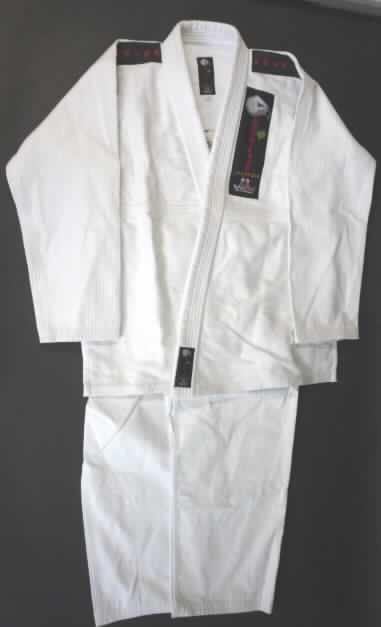 Zweiteilige Zusammenstellung bestehend aus einer Jacke und einer langen Hose, 
sog. Brazilian Jiu Jitsu Harpia, Artikel 339059), laut Etikett in Größe A3 (entspricht
laut Antrag der Größe 170 und somit der Konfektionsgröße 38), siehe Fotos,
- die Jacke und die Hose bestehen aus verschiedenen, unterschiedlich strukturierten
  Flächenerzeugnissen; u. a. somit keine Kombination,
- Jacke: 
-- aus 1,4 mm dicken, Muster bildend gewebten, steifen, einfarbigen Geweben aus
   laut Antrag 100% Baumwolle,
-- über den Schritt reichend (Rückenlänge: 79 cm), 
-- weit geschnitten,
-- mit langen Ärmeln ohne verengenden Abschluss (u. a. auch deshalb kein Trainingsanzug),
-- vorn mit einer durchgehenden Öffnung ohne Verschlusssystem (somit keine
   Hemdbluse),
-- ohne Merkmale, die auf einen bestimmten Trägerkreis hinweisen (unisex),
-- entlang der Öffnung mit einer 5,5 cm breiten, festen, versteppten Randeinfassung, 
-- auf den Schultern und auf dem linken Vorderteil mit aufgenähten Zuschnitten mit
   verschiedenen Schriftzügen und Logos; auf dem Rückenteil mit verschiedenen
   Schriftzügen und Logos bestickt,
-- am unteren Rand mit 18 cm hoch reichenden Seitenschlitzen.