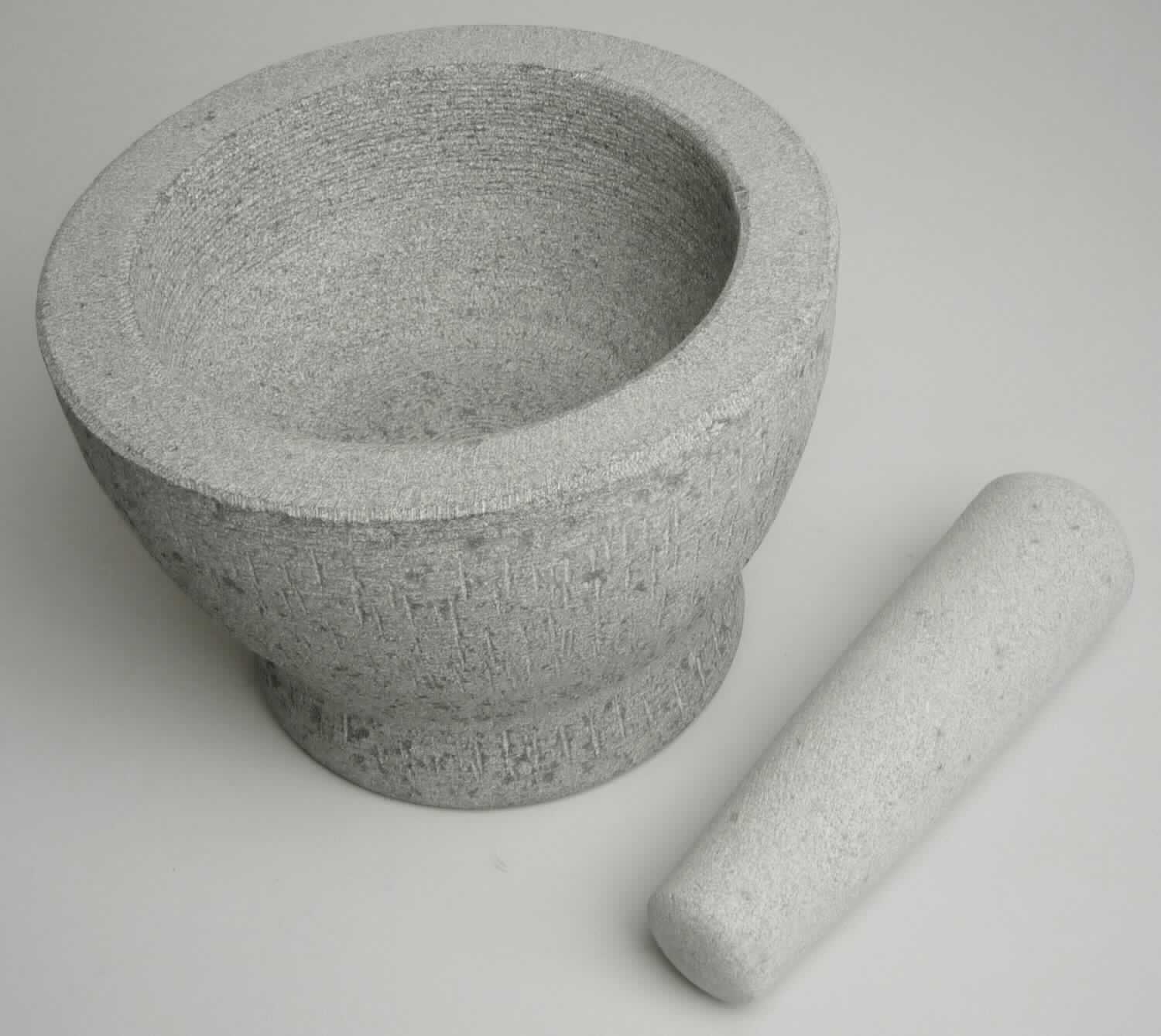 Angaben:
Mörser mit Stößel, Art.Nrn. 050380, 050383, 052984
- Material: Granit G612 (Zhangpu Green)
- Größe Mörser: Durchmesser: 130/174 x 125 mm Höhe
- Gewicht Mörser: 4398 g
- Größe Stößel: 172 x 34/50 mm
- Gewicht Stößel: 650 g
- Verwendungszweck: Zum Zermahlen und Zerreiben von Gewürzen. Auch für die Zubereitung von Kräuterpasten und Gewürzsalzen geeignet.

Warenbeschaffenheit:
in einem braunen Umkarton mit u.a. der Aufschrift "Art.-Nr. 050383, Artikel: Mörser mit Stößel, EAN: 4016002050307" befindet sich ein granittypisch gesprenkeltes Set aus einem Mörser und einem Stößel mit rauer Oberfläche

Befund:
bearbeitete Werksteine und Waren daraus