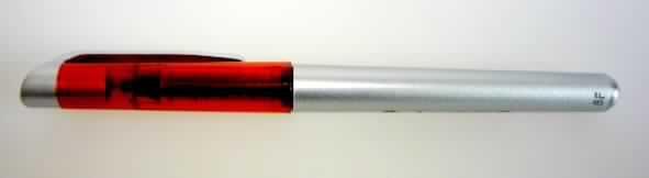 Kugelschreiber mit flüssiger Tinte, sog. Danrho Ballpoint Stift, bestehend aus einem
zylindrischen, silberfarbenen Gehäuse mit roter Schutzkappe, aus Kunststoff (Maße: 13,3 x
1 cm = L x D). In das Gehäuse ist eine Kunststoffpatrone mit schwarzer, flüssiger Tinte
eingeschraubt, welche mit einer Kugelschreiberschreibspitze aus unedlem Metall verbunden
ist. Die Schreibspitze ist mit einem porösen Stäbchen ausgestattet, welches die Tinte in die
Schreibspitze leitet.

Abbildung im Internet unter:
http://ec.europa.eu/taxation_customs/dds/ebticau_de.htm