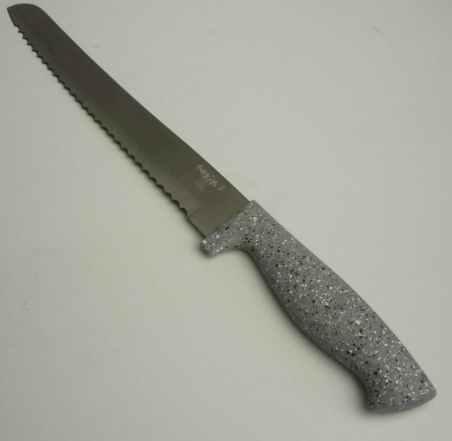 "Messer mit Granitoptik";

- Messer mit schneidender, feststehender Klinge aus Stahl mit schwarzer Titanium-Beschichtung,
  je nach Ausfertigung mit unterschiedlich geformter Klinge und unterschiedlichen Grifffarben

- mit einer Länge von
- - Schälmesser: 19,8 cm
- - Gemüsemesser: 23,5 cm
- - Schneidemesser: 32,7 cm
- - Chefmesser: 33 cm
- - Brotmesser: 32,7

- zur Verwendung in der Küche zum Zubereiten von Speisen bestimmt

- jeweils mit einem Farbeinleger aufgeblistert

Abbildung siehe Anlage.

Derartige Erzeugnisse gehören als "andere Messer mit schneidender, feststehender Klinge aus unedlem Metall, kein Messer der Pos. 8208" zum TARIC-Code 8211 9200 00.