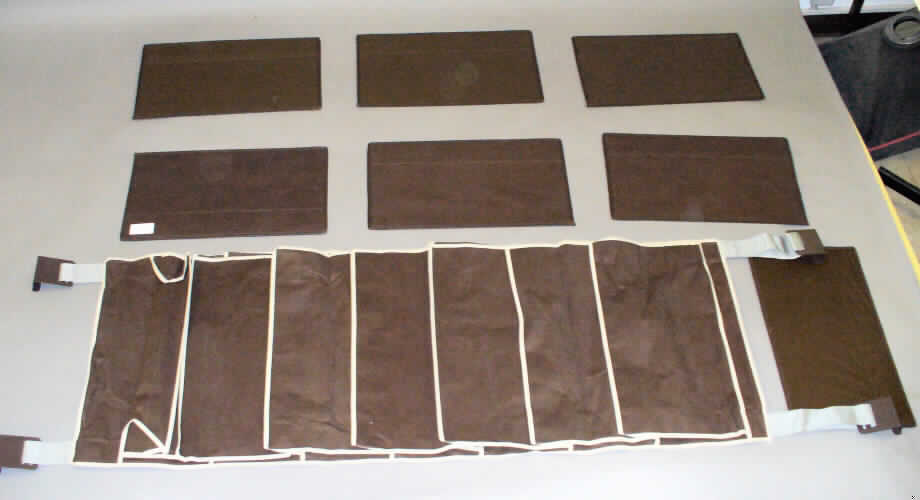 Andere konfektionierte Ware, sog. Spann-Regal, Foto siehe Anlage,
- lt. Antragsangaben in den Abmessungen: bis zu etwa 213 cm hoch, etwa 55 cm breit und etwa 21 cm tief,
- lt. Antragsangaben aus Vliesstoffen aus Polypropylen (synthetische Chemiefasern),
- in der Art eines "Regals" mit sieben Fächern gearbeitet; an den Rändern mit kontrastfarbenen 
  Vliesstoffbändern eingefasst,
- auf der Rückseite seitlich mit zwei etwa 5 cm breiten Gewebebändern versehen, die am oberen und unteren
  Ende etwa 10 cm bzw. 26 cm lange Schlaufen mit Klettverschluss bilden, in die Metallhaken als 
  Aufhängevorrichtung eingebracht sind,
- mit Einlegeböden in den Abmessungen: etwa 50 cm Länge x etwa 29 cm Breite; bestehend aus einer mit
  Kunststofffolie und Vliesstoff überzogenen Pappe, an den Rändern mit einem Vliesstoffband eingefasst, 
  mit einem Kunststoffstab verstärkt,
- durch Zusammennähen konfektioniert,
- nicht handgearbeitet,
- wird lt. Antrag an einer Tür aufgehängt und dient der Aufbewahrung von Schuhen, Taschen oder Spielzeug,
- insbesondere aufgrund der fehlenden Stabilität kein Möbel (Regal) der Position 9403,
- ohne wesentliche raumbezogene Funktion, somit keine Ware zur Innenausstattung der Position 6304.

"Andere konfektionierte Ware (Hängeregal), aus Spinnstoffen, aus Vliesstoffen"