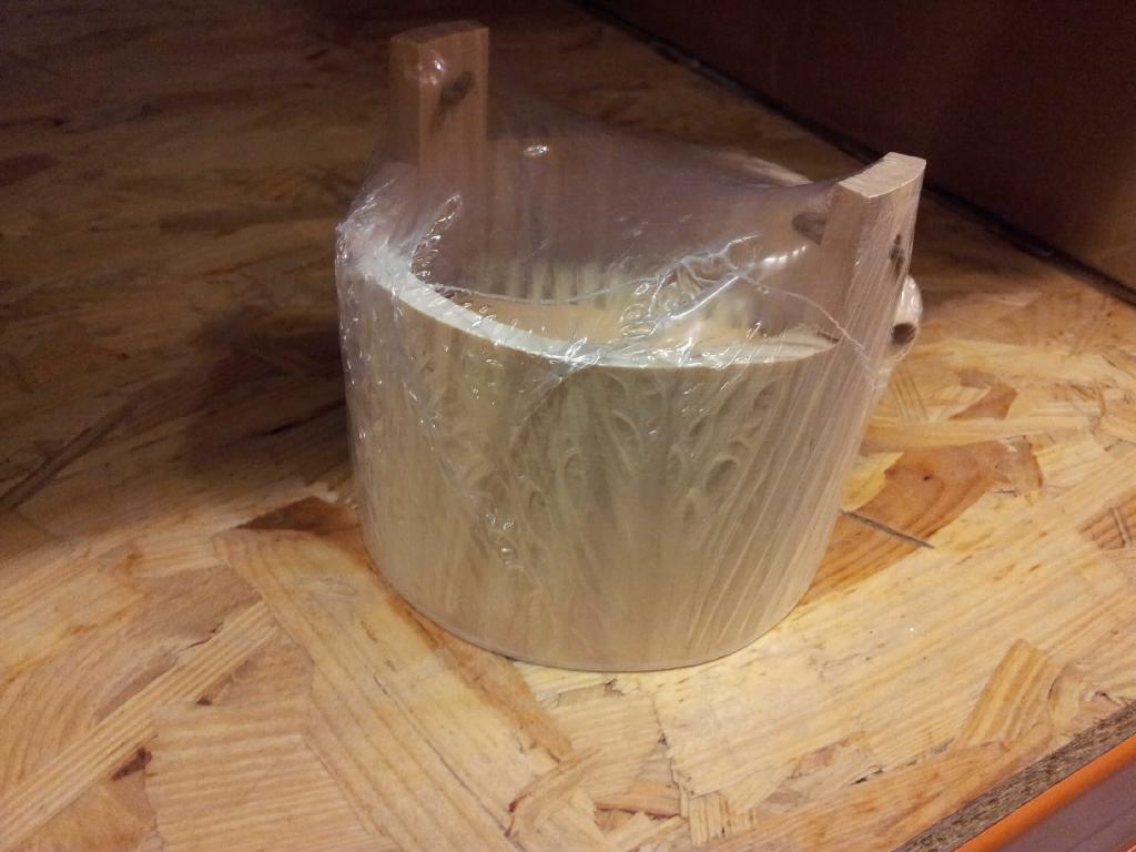 Es handelt sich um ein "Pflege-Set" als Warenzusammenstellung in Aufmachung für den
Einzelverkauf in einem kleinen Holzbottich (Art. 3227902) mit einer Nagelbürste, einem
Ramieschwamm und einem Bimsstein.
Der Bimsstein, verpackt in Kunststofffolie, ist quaderförmig sowie mit einem Loch versehen,
durch das eine Aufhängekordel gezogen ist. Die Nagelbürste, deren Korpus aus Holz
besteht, ist auf zwei Seiten mit Borstenbüscheln (zweireihig und vierreihig) versehen. Der
Ramieschwamm hat eine runde Form und besteht aus Spinnstoffen, die einen
Schaumstoffkern umschließen. Auf der Vorderseite ist dieser mit Ramie überzogen und auf
der Rückseite mit einem Gummiband zum Befestigen an der Hand ausgestattet. Der
Holzbottich ist mit einem annähernd oval geformten Holzboden versehen, besteht aus
zusammengeklebten Holzdauben und weist einen Henkel mit einem Griffstück aus Holz auf.
Ein charakterbestimmender Bestandteil dieser Warenzusammenstellung ist nicht ermittelbar. 
Sie ist damit der Position zuzuweisen, die unter den für ihre Einreihung gleichermaßen in
Betracht kommenden Positionen in dieser Nomenklatur zuletzt aufgeführt ist.
Die Nagelbürste, der Bimsstein und der Ramieschwamm sind in dem Holzbottich
enthalten und zusammen in Folie eingeschweißt für den Einzelverkauf aufgemacht.

Diese Ware ist als "Nagelbürste" einzureihen.