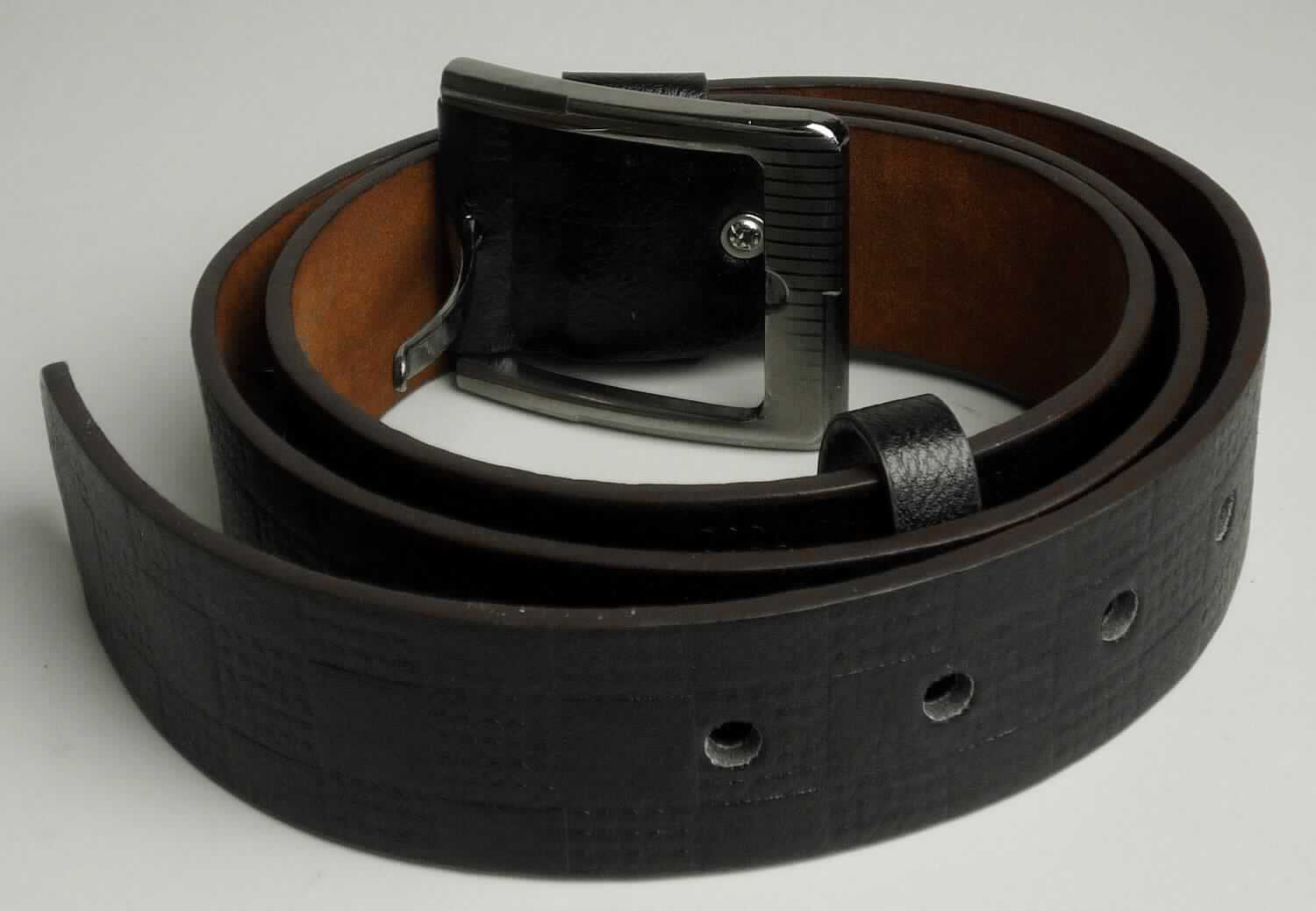 Bekleidungszubehör aus Leder (Gürtel), sog. Herrengürtel, Foto siehe Anlage, 
- aus verschiedenen Stoffen zusammengesetzt,
- lt. Untersuchungsergebnis bestehend aus: 
- - einer ca. 0,7 mm dicken Außenlage aus einseitig (außen) mit einer Zellkunststofffolie überzogenem, dichtem, 
    buntgewebtem (meliert) Gewebe aus Spinnstoffen (Meterware der Position 5903), 
- - einer ca. 2,4 mm dicken Mittellage aus rekonstituiertem Leder, 
- - einer ca. 0,5 mm dicken Außenlage aus einseitig (außen) mit einer Zellkunststofffolie überzogenem, dichtem, 
    buntgewebtem (meliert) Gewebe aus Spinnstoffen (Meterware der Position 5903), 
- mit einer Gesamtdicke von ca. 3,6 mm, 
- das rekonstituierte Leder verleiht der zusammengesetzten Ware im Hinblick auf die Verwendung (Zugfestigkeit)
  und den Umfang (Dicke) den wesentlichen Charakter, 
- mit einem Gürtelverschluss (Schnalle) aus unedlem Metall, 
- mit gestanzten Löchern, 
- mit einer Länge von ca. 110 cm (ohne Schnalle) und einer Breite von ca. 3,6 cm, 
- ohne Hinweise auf Handarbeit.

"Bekleidungszubehör (Gürtel), aus rekonstituiertem Leder, nicht handgearbeitet"