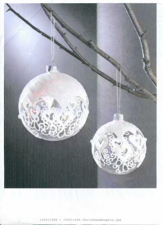 Glaswaren zur Innenausstattung, sog. Christbaumkugeln Glas, Artikel 150.011665 und 150.011666, 
Foto siehe Anlage,
- Warenmuster wurden nicht vorgelegt, die Einreihung erfolgt anhand der Antragsangaben,
- jeweils bestehend aus: 
- - einem kugelförmigen Hohlkörper aus klarsichtigem Glas (charakterbestimmend),
- - - aus handgefertigtem, gewöhnlichem Glas,
- - - ornamentartig mit weißem Glitter und Kunststoffperlen verziert,
- - - mit einem Durchmesser von 10 cm (Artikel 150.011665) bzw. 8 cm (Artikel 150.011666), 
- - einer Aufhängevorrichtung aus unedlem Metall in Form eines Krönchens mit Spreizbeinen sowie 
    einem silberfarbenen Aufhängeband,
- ohne spezifischen Bezug zum Weihnachtsfest bzw. der Adventszeit, die Kugeln stellen sich
  somit nicht als Weihnachtsartikel der Position 9505 dar.

"Glaswaren zur Innenausstattung, aus gewöhnlichem Glas, handgefertigt"