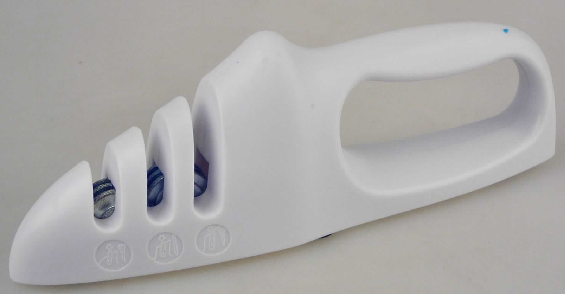 Sog. Messerschärfer

- aus zwei gerillten Schleifrädern aus Karbonstahl (Durchmesser ca. 21 mm)

- eingesetzt in einen ergonomisch gefomten Griff mit Grundplatte mit rutschfesten Füßen 
  (= Gestell für den Schleifapparat)

- zum Schleifen von Messern und/oder Scheren im Handbetrieb (Antragstellerangaben)

- in einer Blisterpackung verpackt

Abbildung siehe Anlage.

Derartige Erzeugnisse gehören als "Schleifapparate zum Handbetrieb" zur Codenummer 8205 9010 00  des Integrierten Zolltarifs der EG (TARIC).