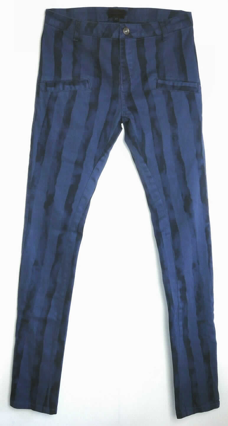 Lange Hose, sog. Damenhose, Art. MS148000, Größe 27, Foto siehe Anlage,
- aus ca. 0,8 mm dicken, buntbedruckten Geweben (kein Denim) aus laut Antrag 98 % Baumwolle und 2 % Lycra 
  (synthetische Chemiefasern),
- in der Taille abschließend; mit einem angesetzten Taillenbund mit Gürtelschlaufen,
- vorn mit einer Öffnung mit Reißverschluss; mit einer Patte und Knopfverschluss im Taillenbund von links über
  rechts (Männerkleidung),
- auf der Vorderseite mit zwei eingesetzten Taschen, auf der Rückseite mit zwei aufgesetzten Taschen ausgestattet,
- mit knöchellangen Hosenbeinen,
- an den Beinabschlüssen durch Umschlagen und Festnähen gesäumt und mit einer ca. 20 cm hochreichenden 
  Öffnung mit Reißverschluss ausgestattet,
- aufgrund der verwendeten Flächenerzeugnisse keine Ware des Kapitels 61,
- keine Arbeits- und Berufskleidung.

"Lange Hose, aus Geweben, für Männer, aus Baumwolle, keine Arbeits- und Berufskleidung, andere als in den
  Unterpositionen 6203 4231 und 6230 4233 genannte"