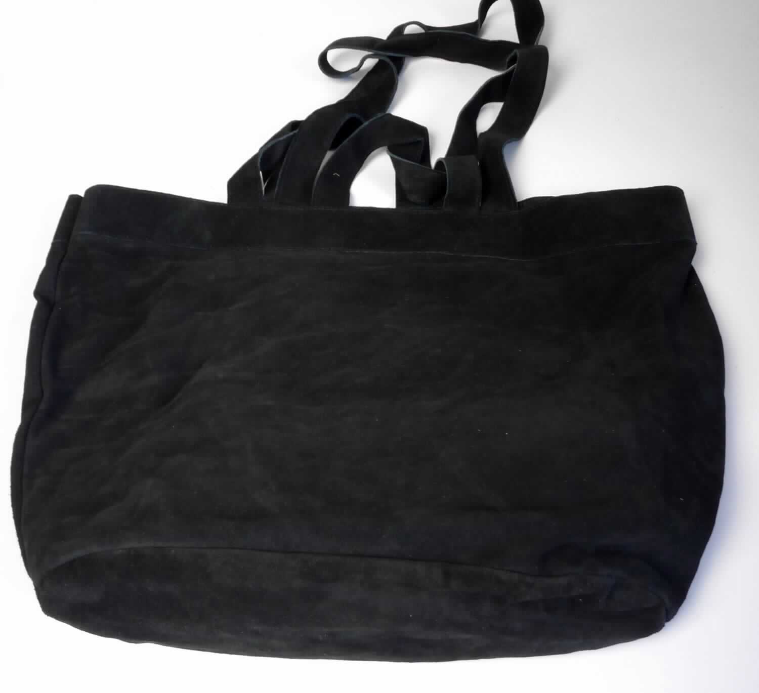Einkaufstasche, sog. Accessoire Ledertasche (Art.: RSALH562), Foto siehe Anlage,
- mit einer Außenseite aus Leder,
- in den Abmessungen (flachliegend): ca. 48 cm (Breite) x 35 cm (Höhe),
- mit zwei kurzen und zwei langen Tragegriffen,
- mit einem eingesetzten, ovalen Bodenteil,
- am oberen Ende offen, ohne Verschluss,
- innen am oberen Rand mit einem aufgesetzten Reißverschlussfach,
- nicht gefüttert,
- keine Handtasche, da aufgrund der Größe nicht dazu bestimmt, kleinere persönliche Gegenstände aufzunehmen,
- ohne Hinweise auf Handarbeit.

"Einkaufstasche, mit Außenseite aus Leder, nicht handgearbeitet"